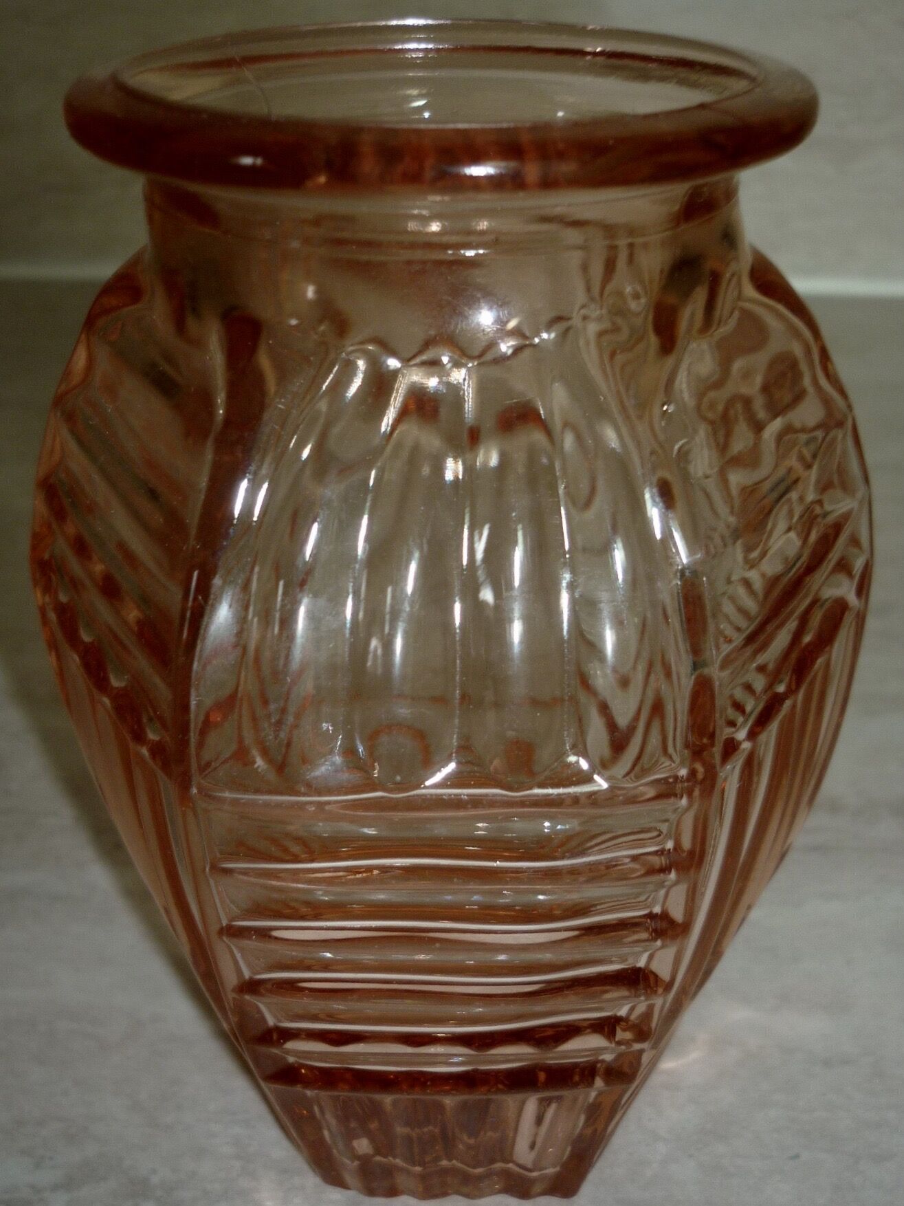 Vase geometric patterns in art-deco pink molded glass