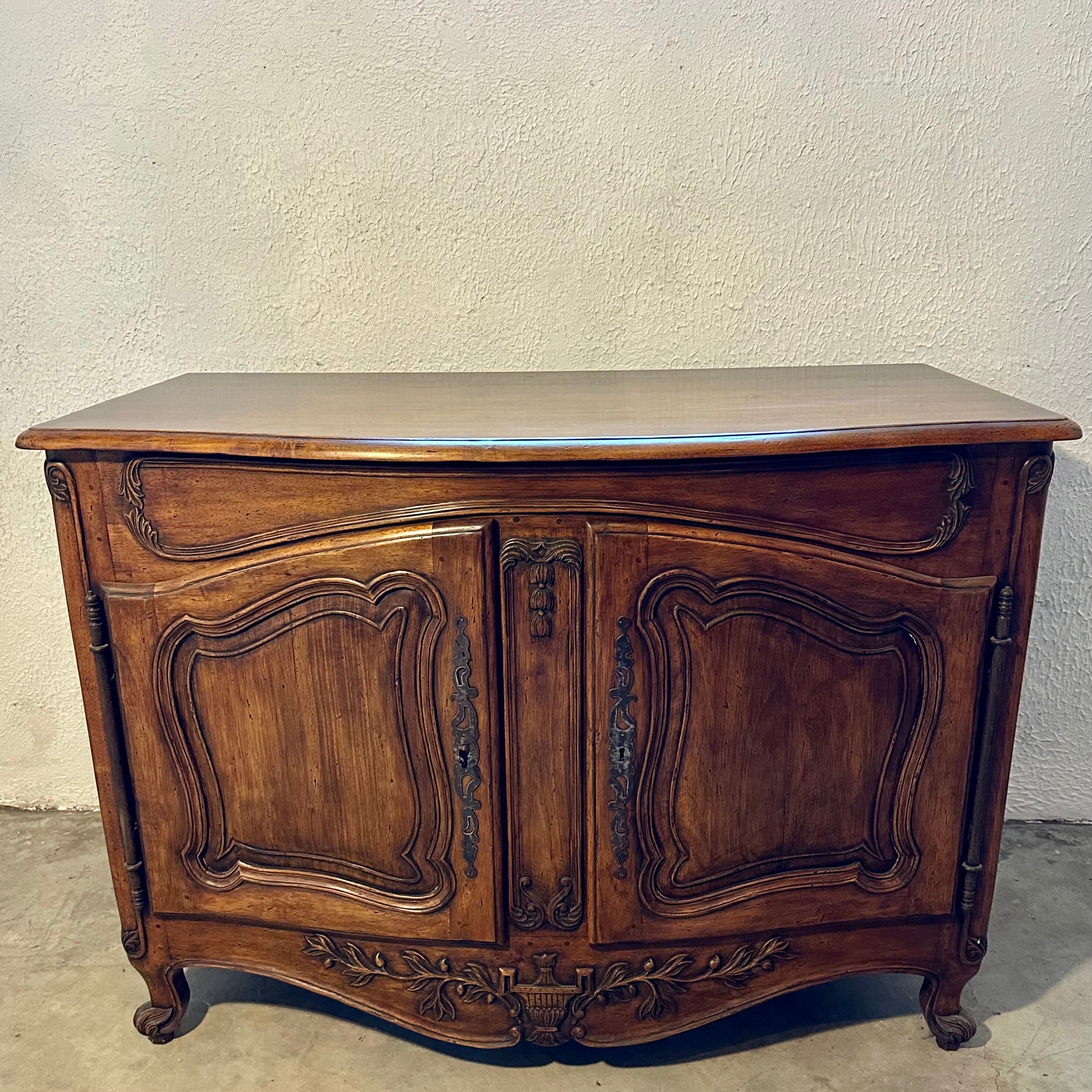 Carved Provencal buffet in Louis XV style with 2 doors