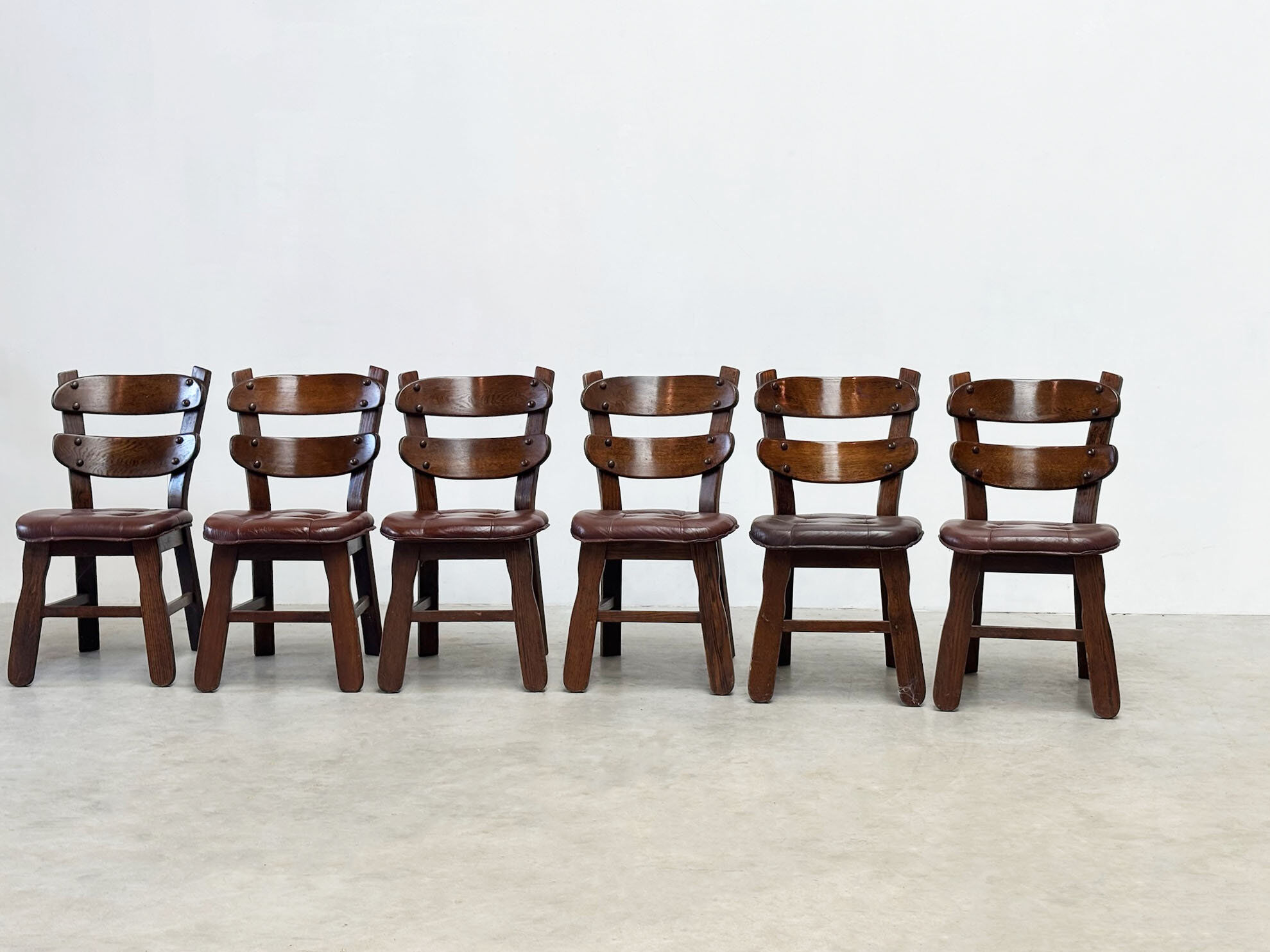 Ensemble de six chaises de salle à manger brutalistes françaises