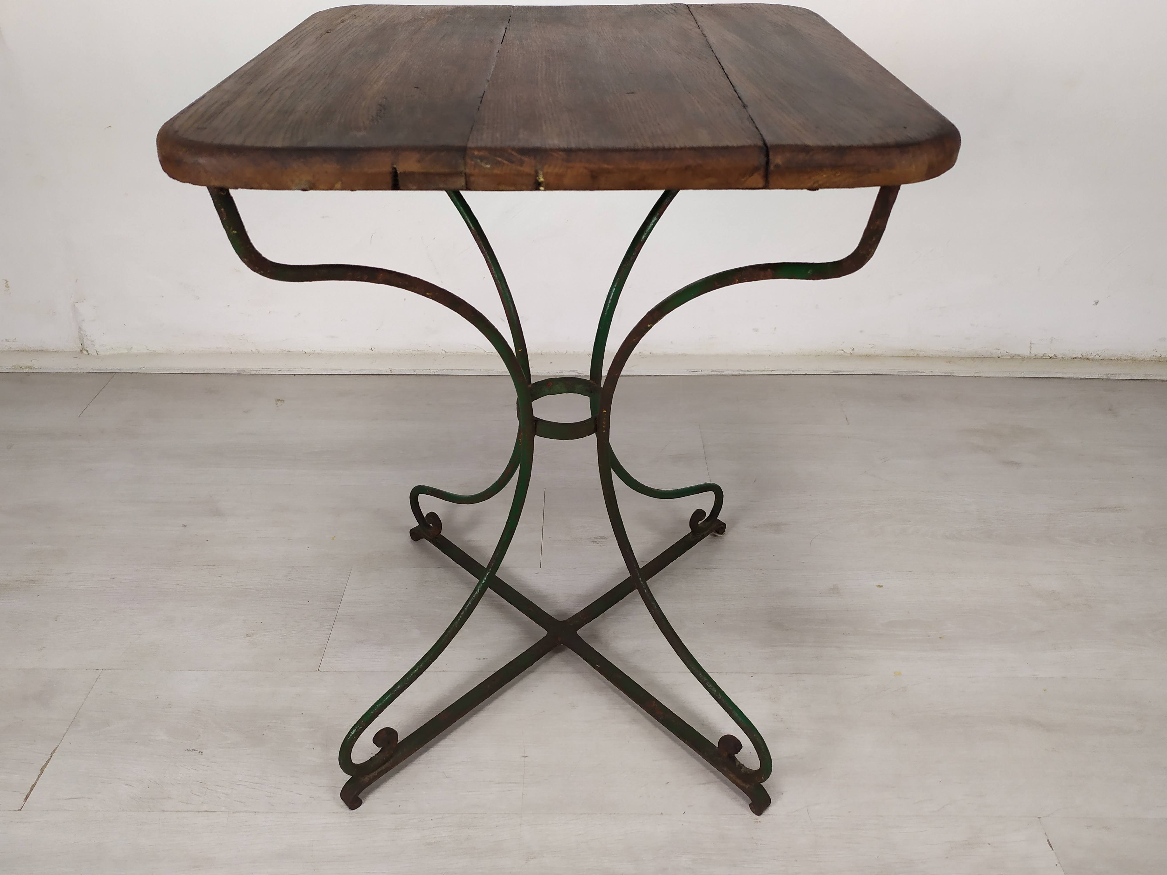 Garden pedestal table metal wood