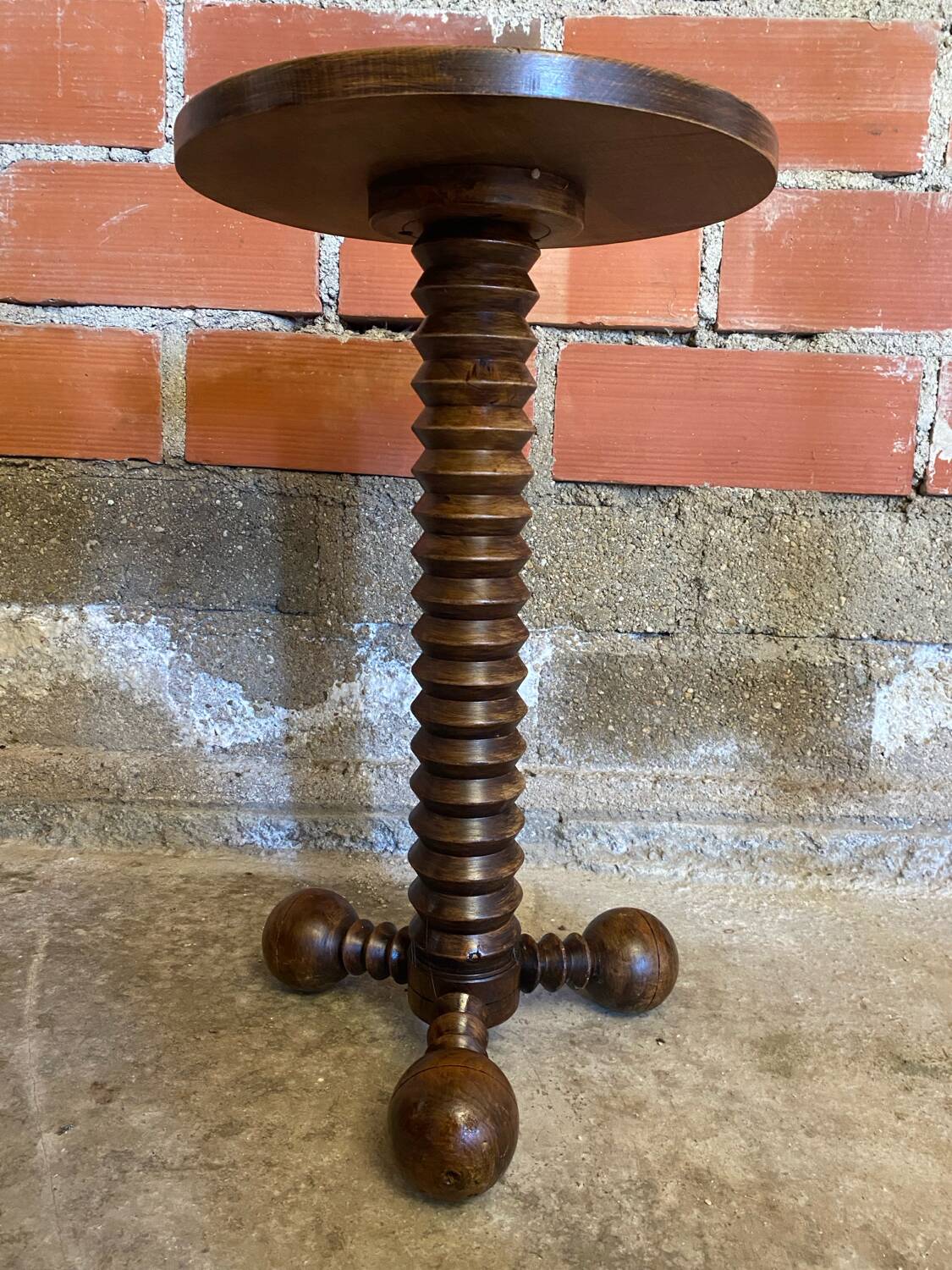 Sellette table appoint brutaliste bois tourné pieds tripodes