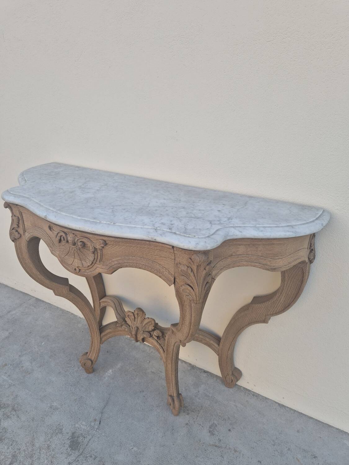 Louis XV curved console in solid oak, 18th century, decorated