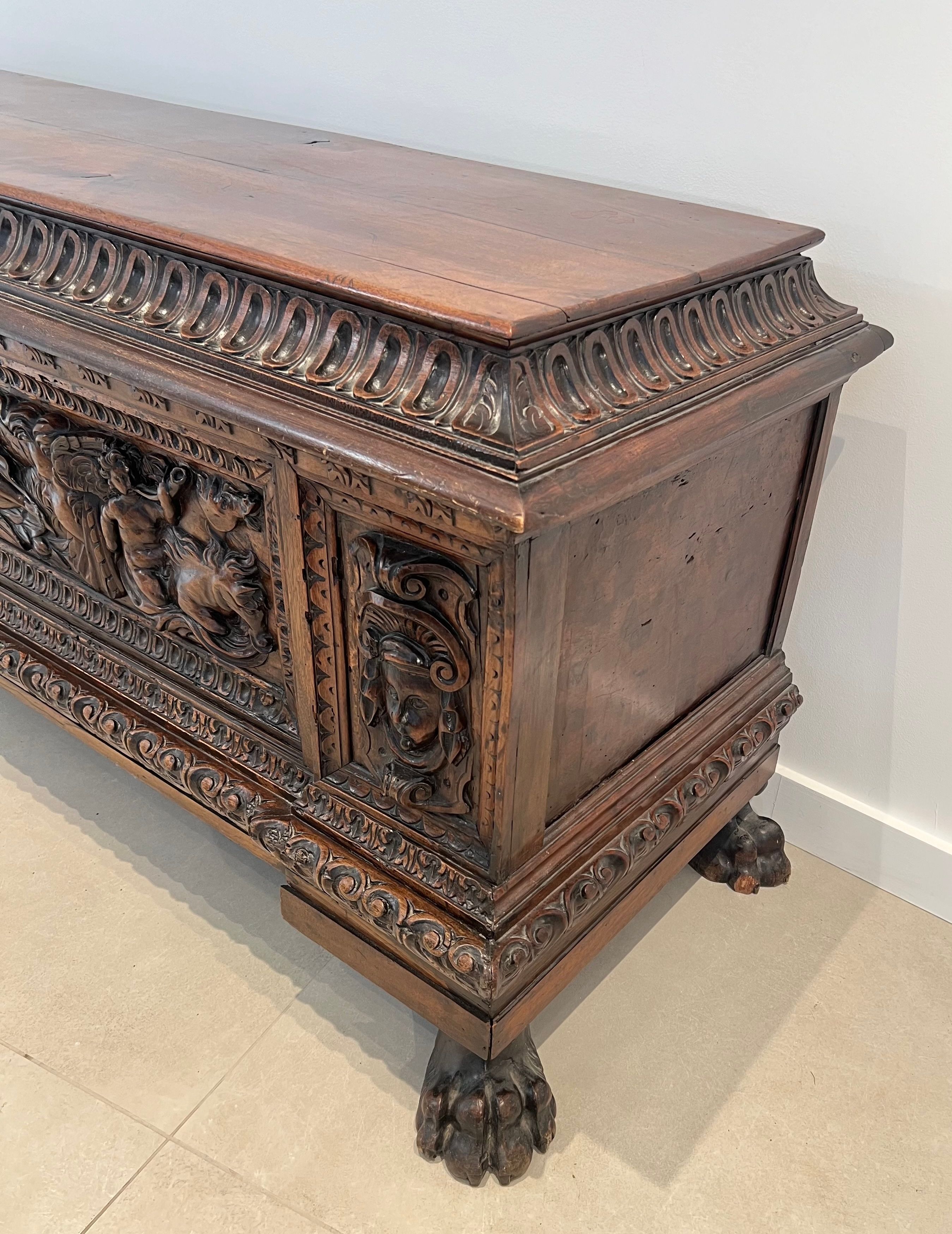 Coffre en noyer sculpté. Travail italien d'époque renaissance