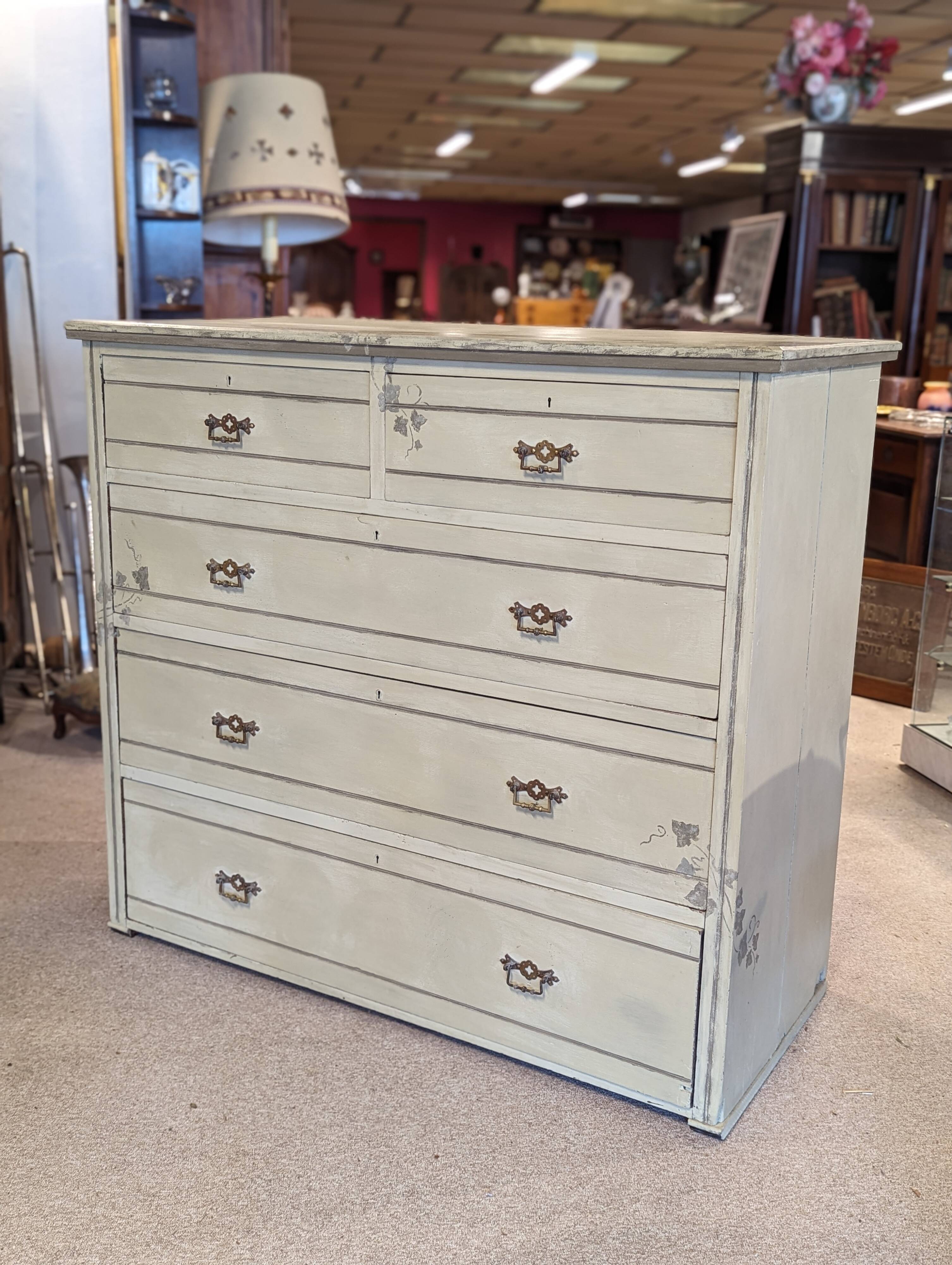 Grande commode patinée