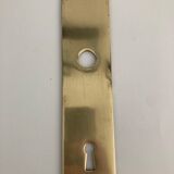 Plaque de poignée de porte en laiton avec entrée de serrure.