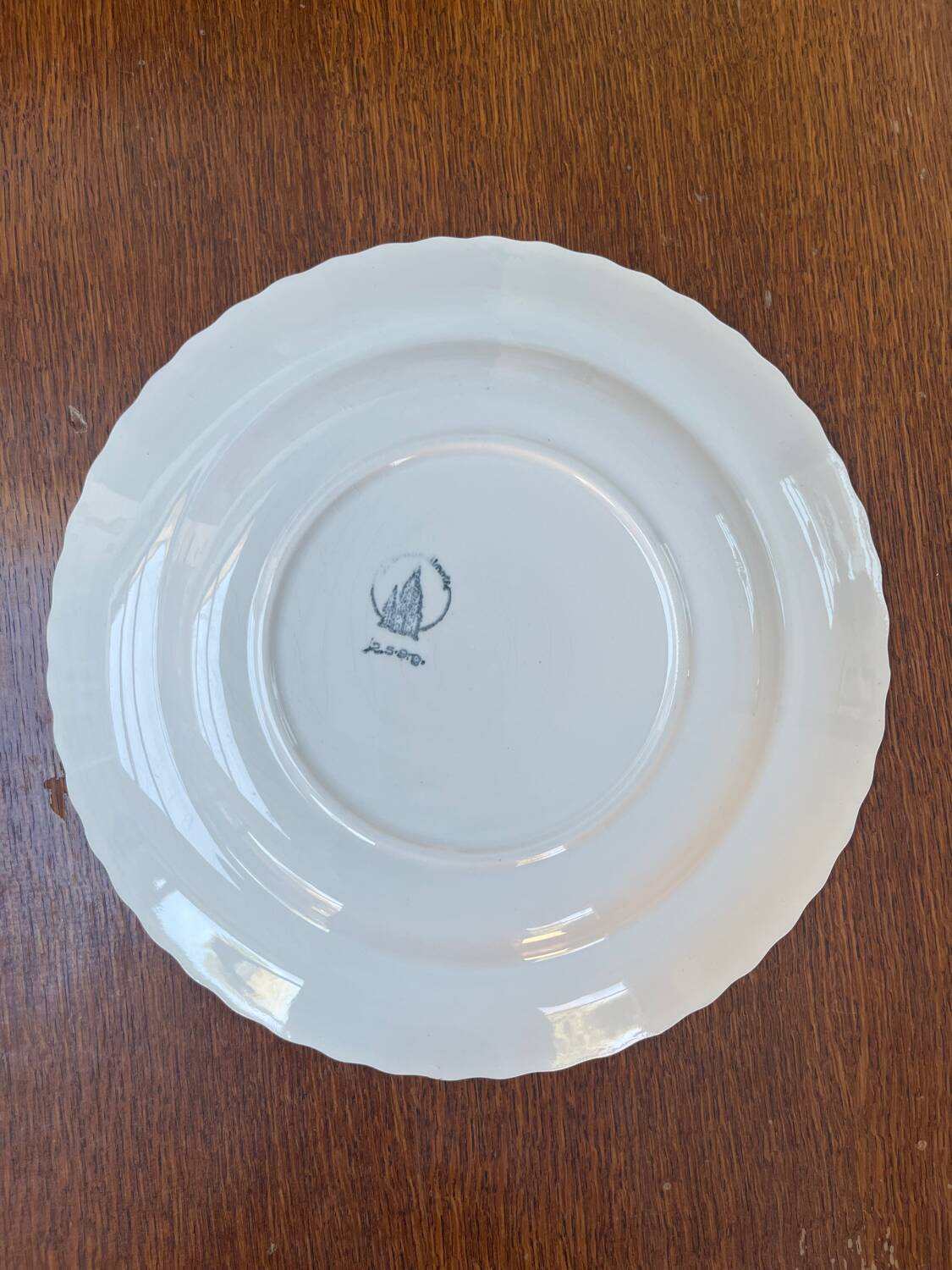 Round vintage plate in earthenware – twisted blue decoration