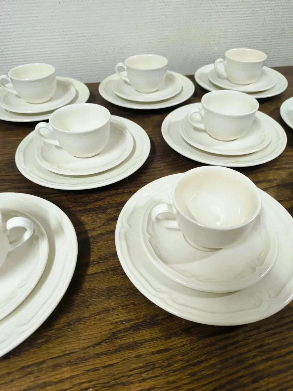 Set of 9 Villeroy and Boch Cortina mugs.