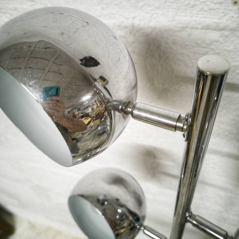 “Eye ball” floor lamp with tulip base