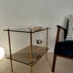 Table moderniste laiton et verre fumé-esprit galerie années 70