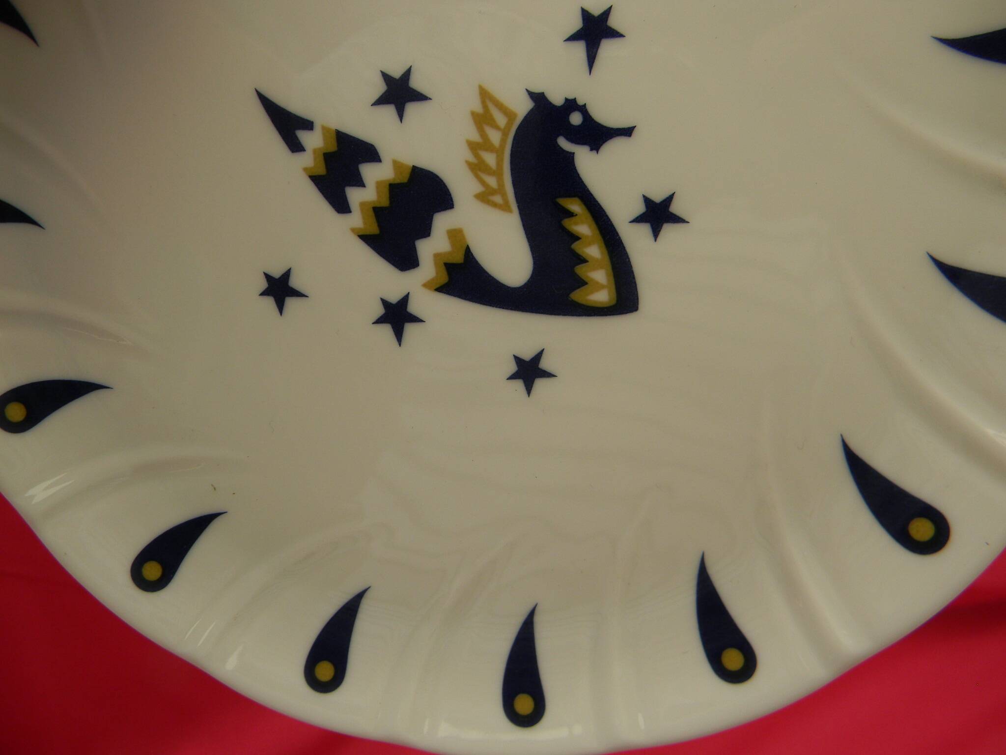 Lot de 2 assiettes à dessert en porcelaine . décor de jean picart le doux.