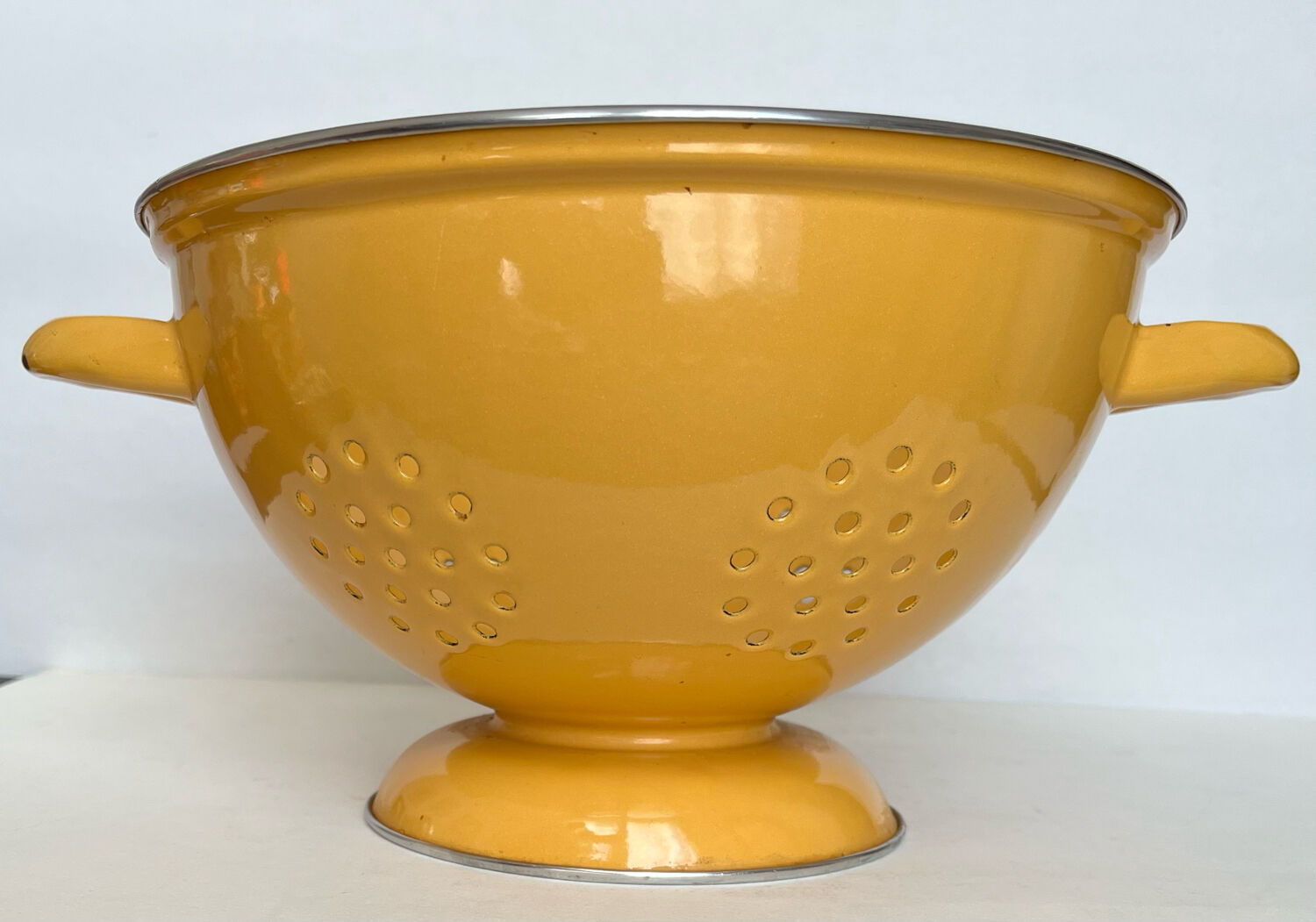 Enamelled sheet metal strainer