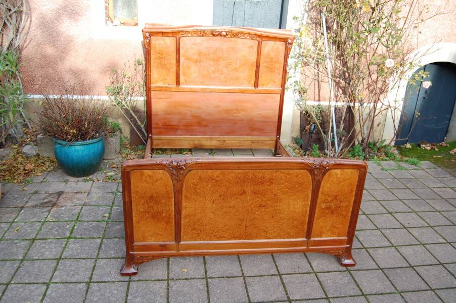 Art Nouveau period bed in mahogany and elm burl from the 1900s