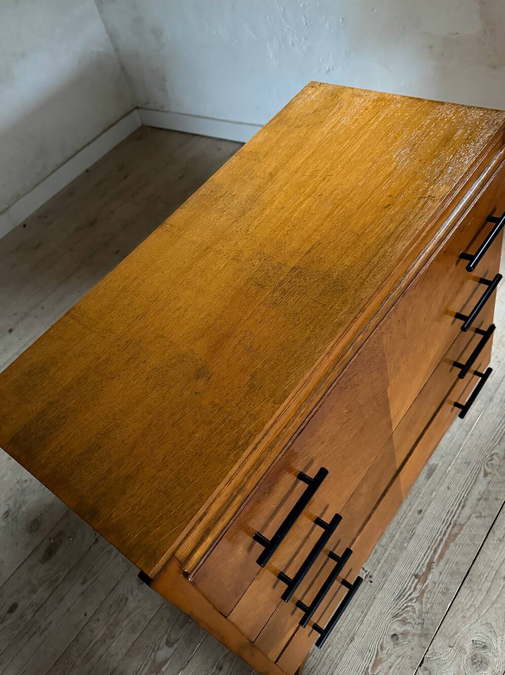 Commode vintage en chêne 4 tiroirs pied compas