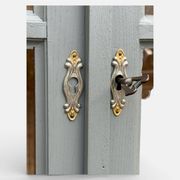 Armoire parisienne vitrée grise de la Samaritaine 1960