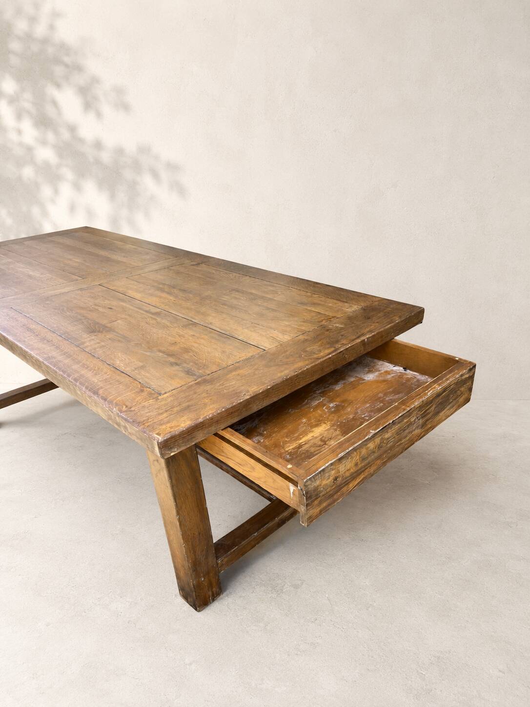 Grande table de ferme ancienne en chêne massif – 250 × 105 cm – Tiroir d'or