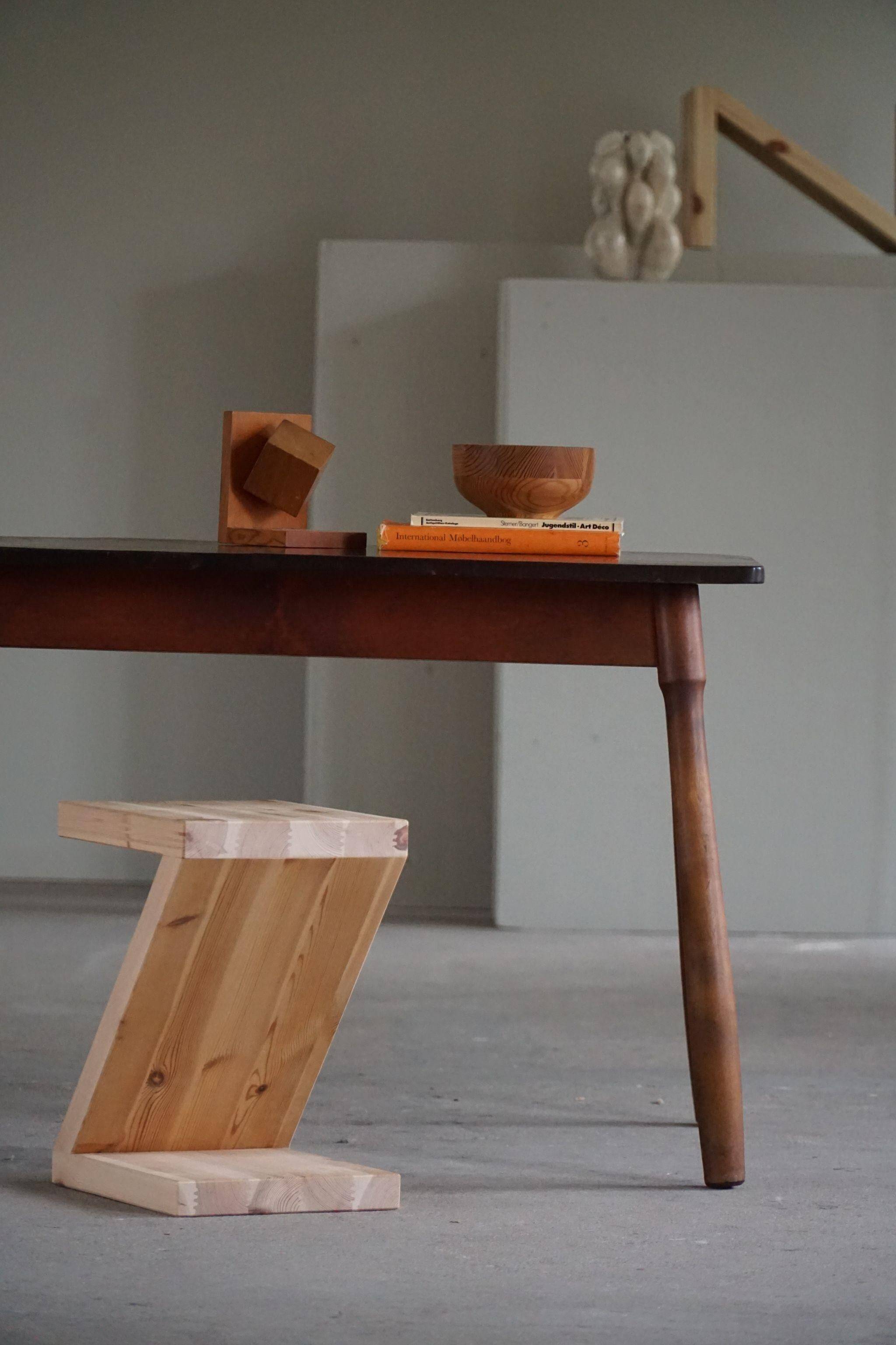 Moderne scandinave, table en hêtre avec pieds en forme de massue, Arnold Madsen, fabriquée dans les années 1940