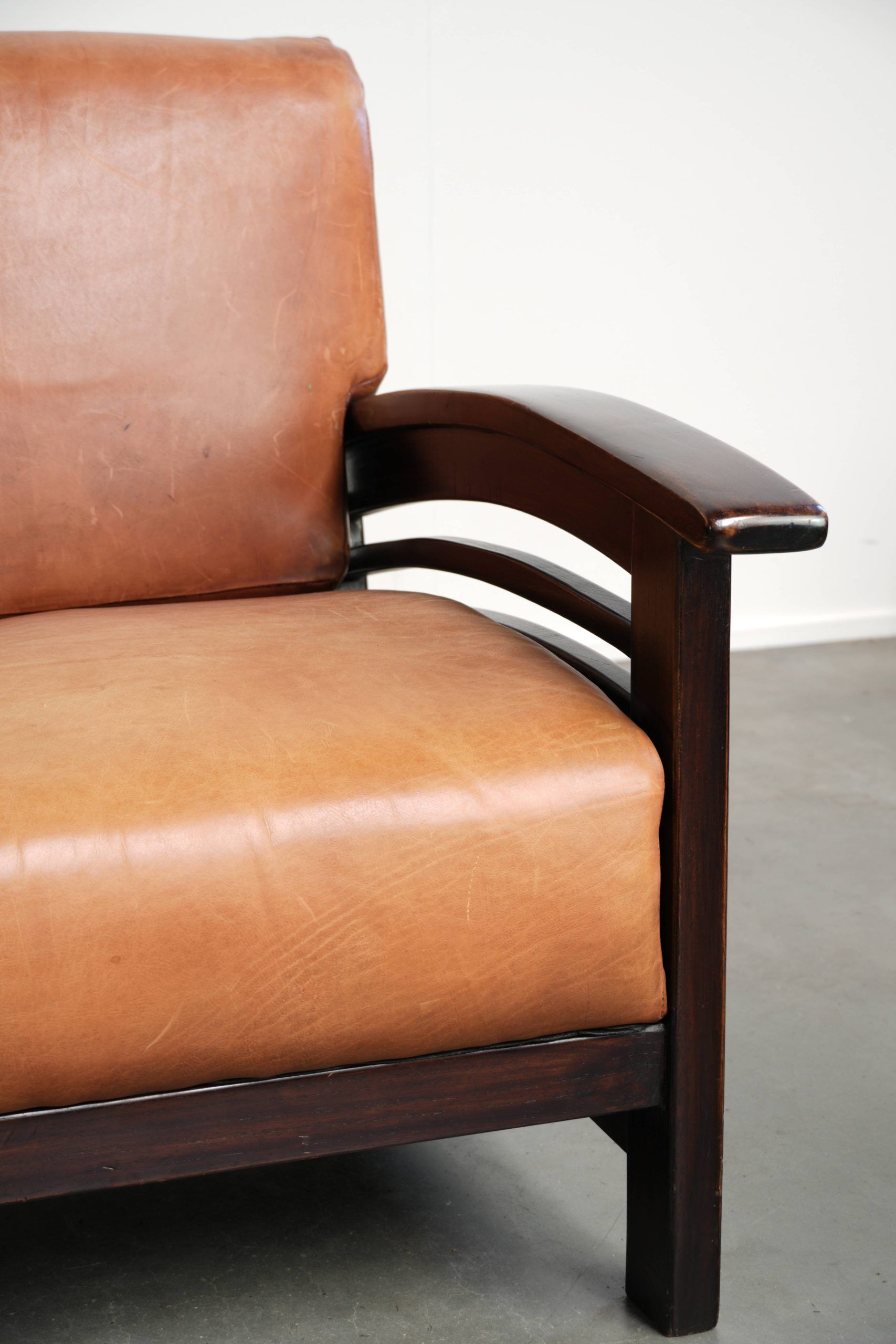Ensemble de 2 fauteuils Art Déco en cuir de vache couleur cognac du 20e siècle.