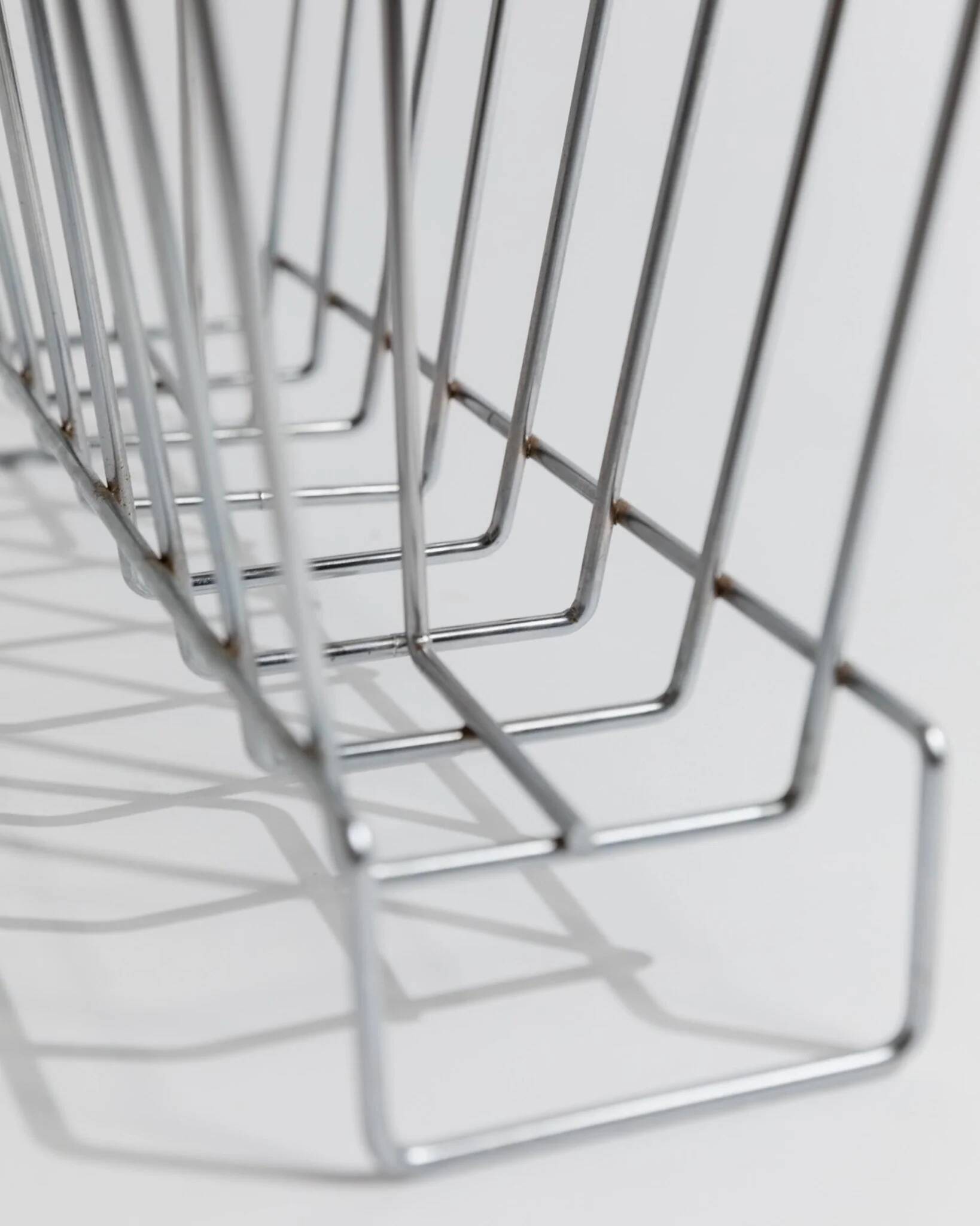Vintage chrome metal magazine rack - Space Age design from the 1970s - Decorative storage for magazines and books - Elegant retro gift idea
