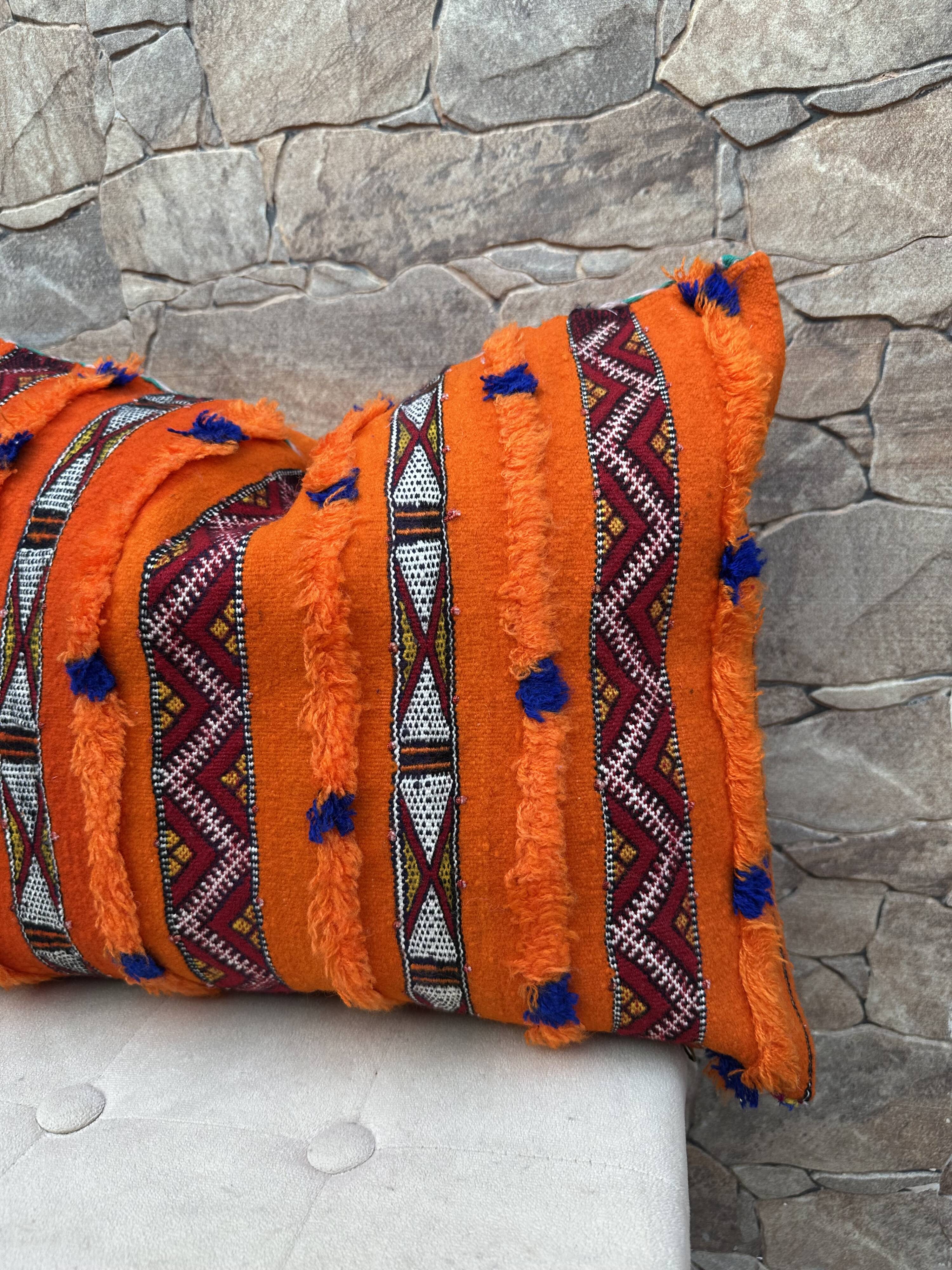Magnifique coussin Kilim berbère vintage du Maroc