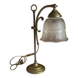 Lampe de table en laiton, abat jour en verre sculpté « style art nouveau »