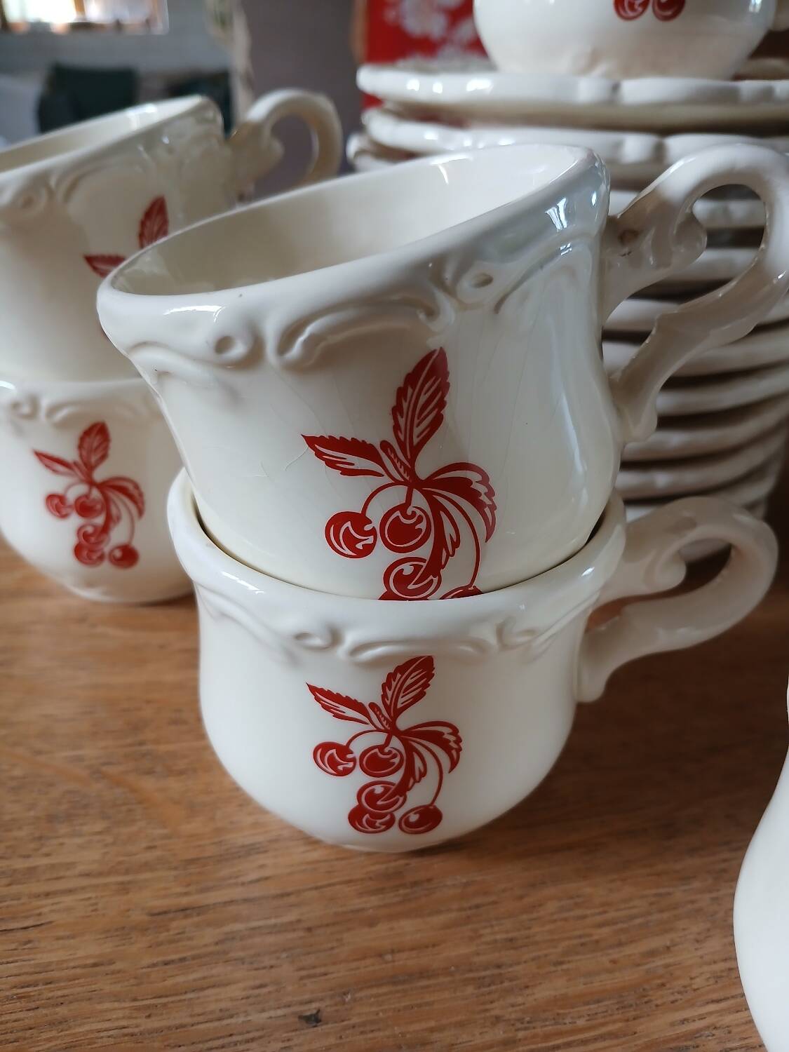10 tasses et soucoupes "Le grenier de Louise "