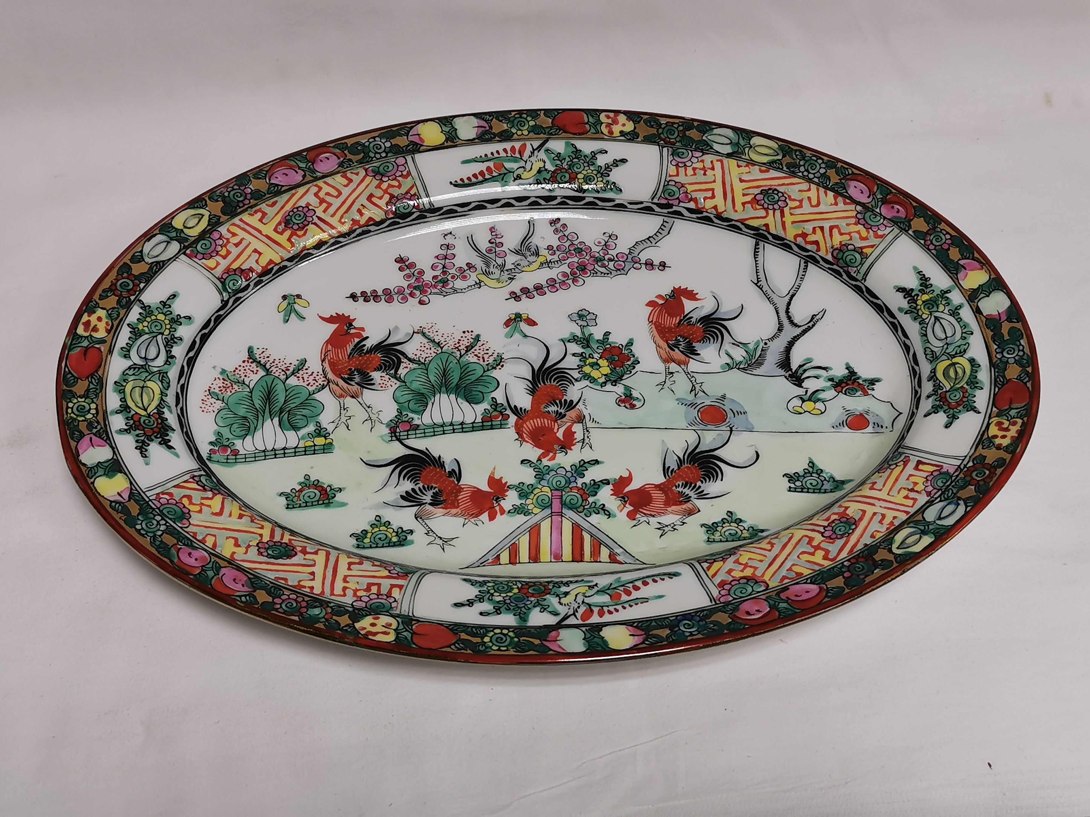 Oval Plate in Chinese Porcelain, Asia, decoration to 5 Roosters. signed