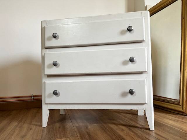 White chest of drawers