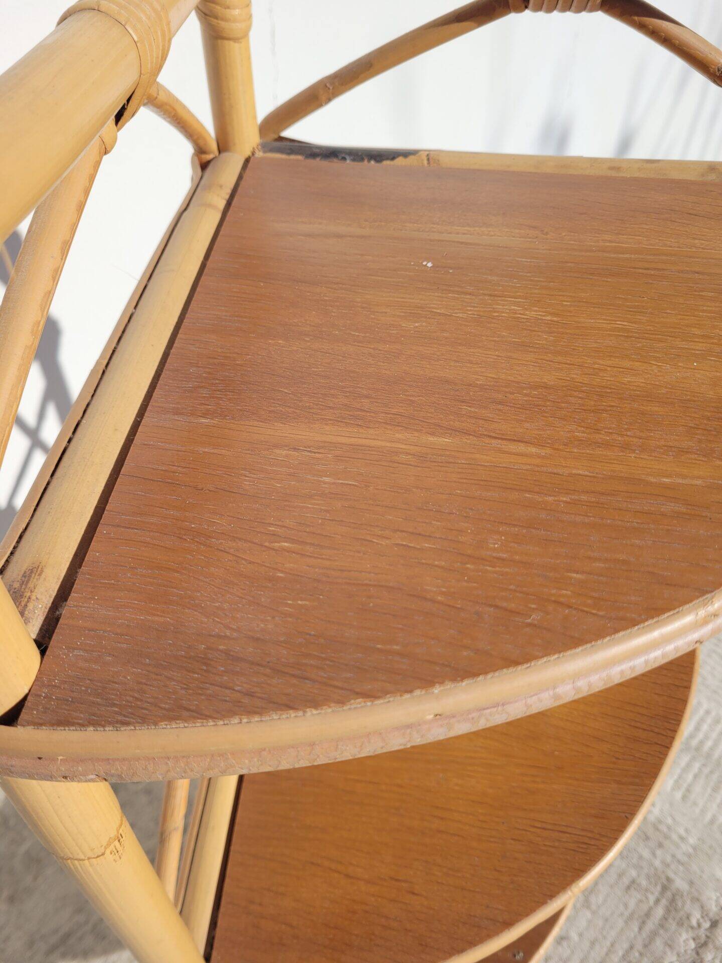 Corner rattan shelf with 3 wooden shelves