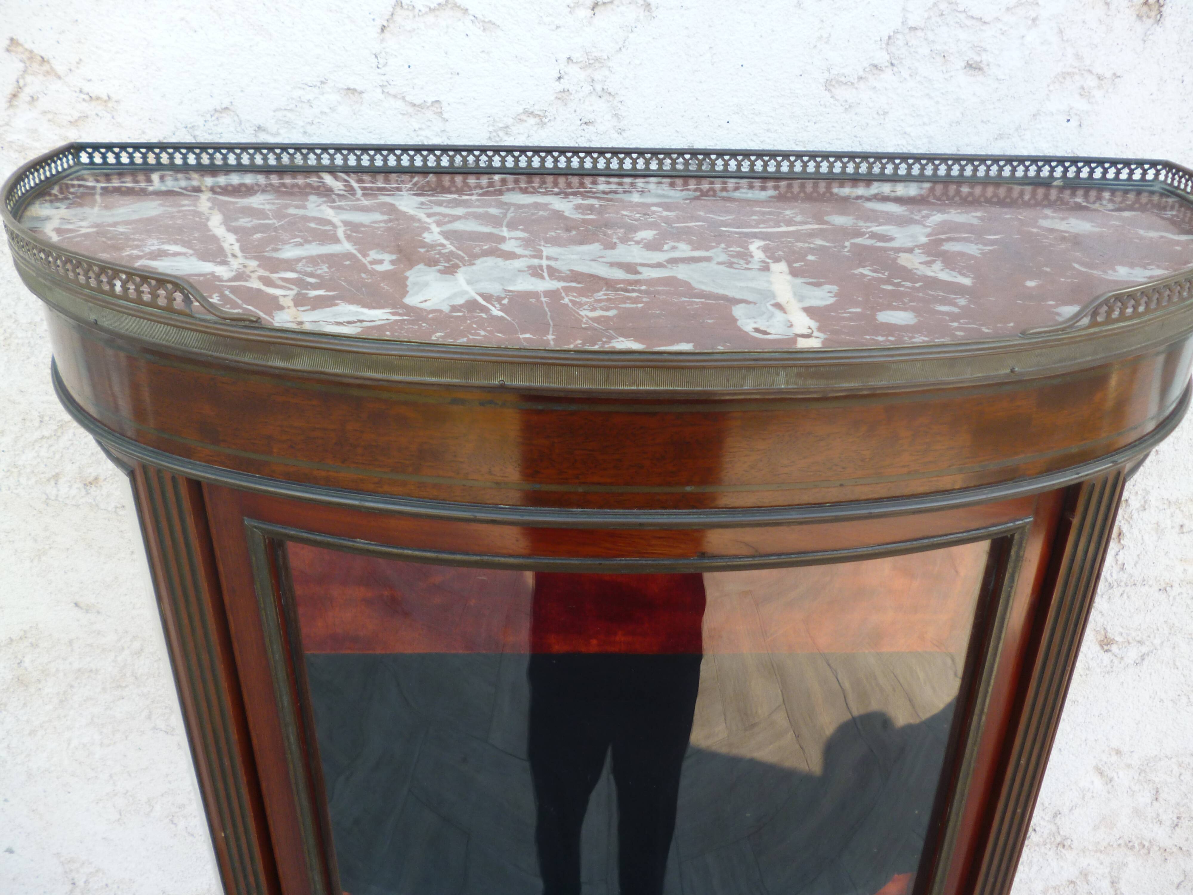 Showcase curved style louis xv