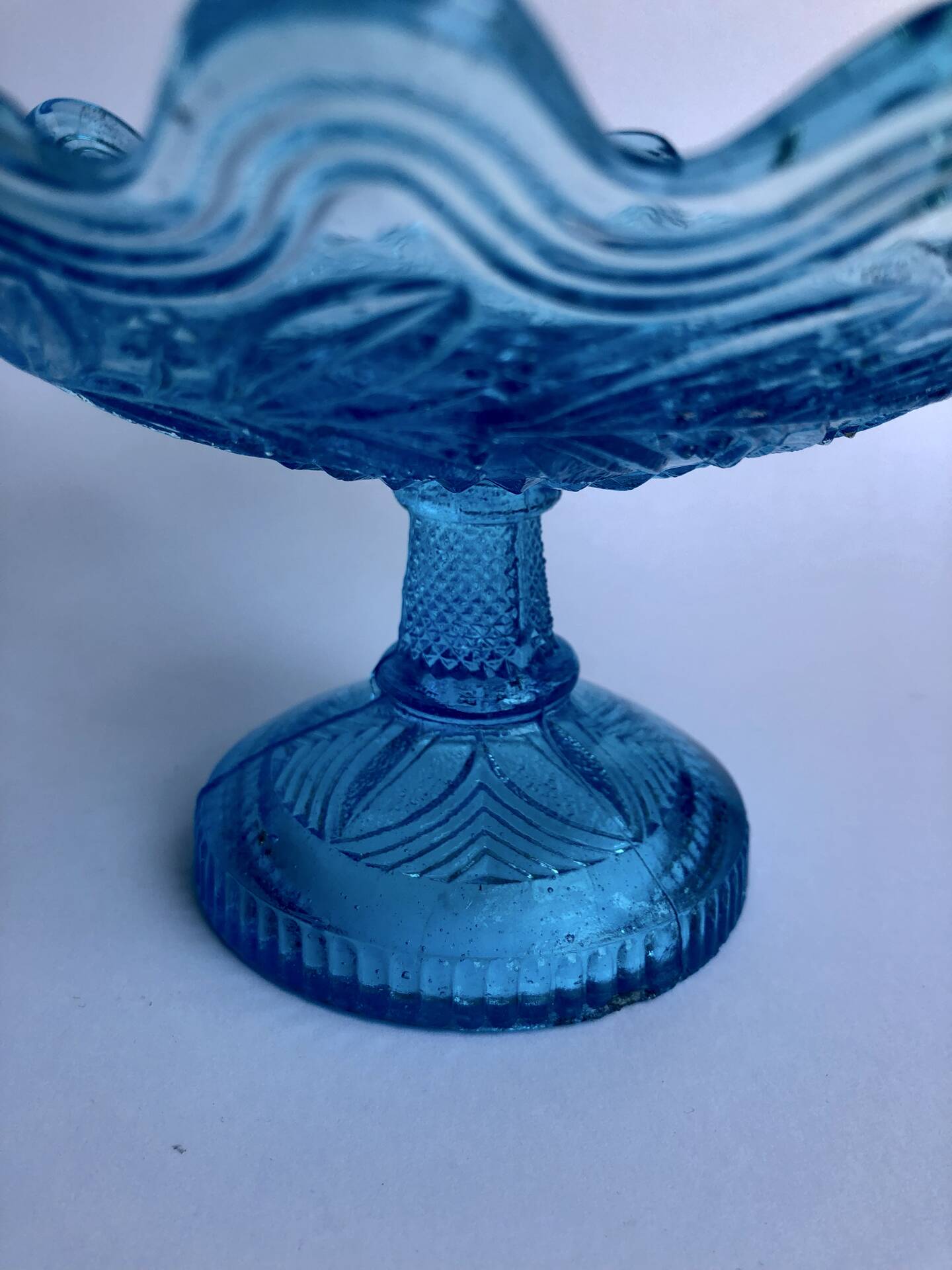 Compotier en verre pressé bleu