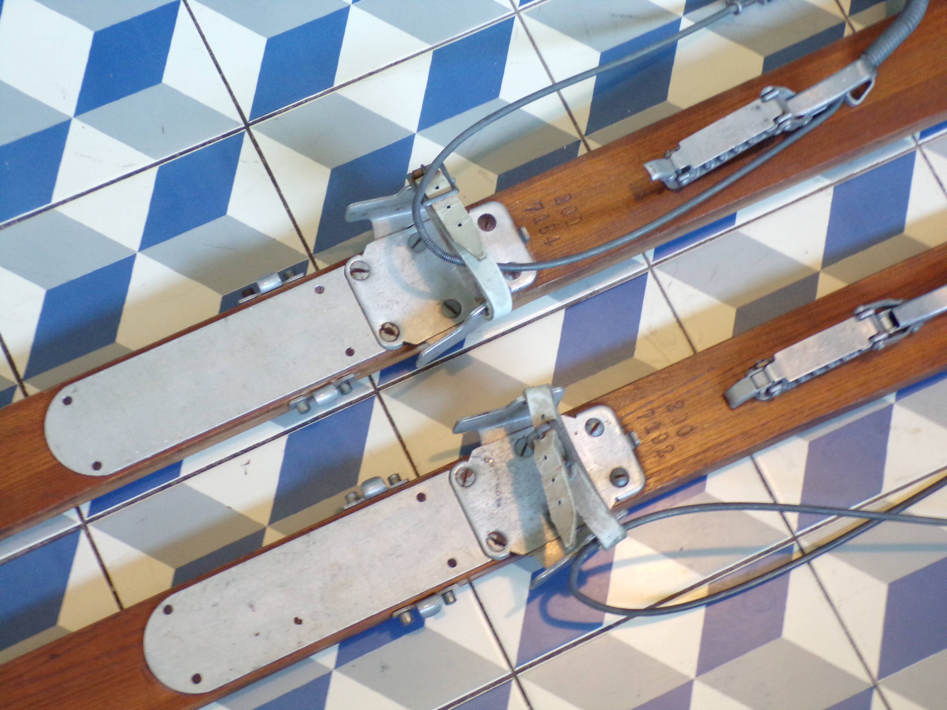 Paire de skis vintage en bois