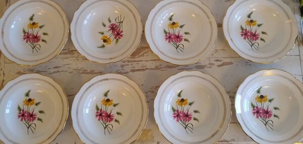 12 assiettes creuses – Porcelaine de Gien – Modèle Fanfare – Années 19