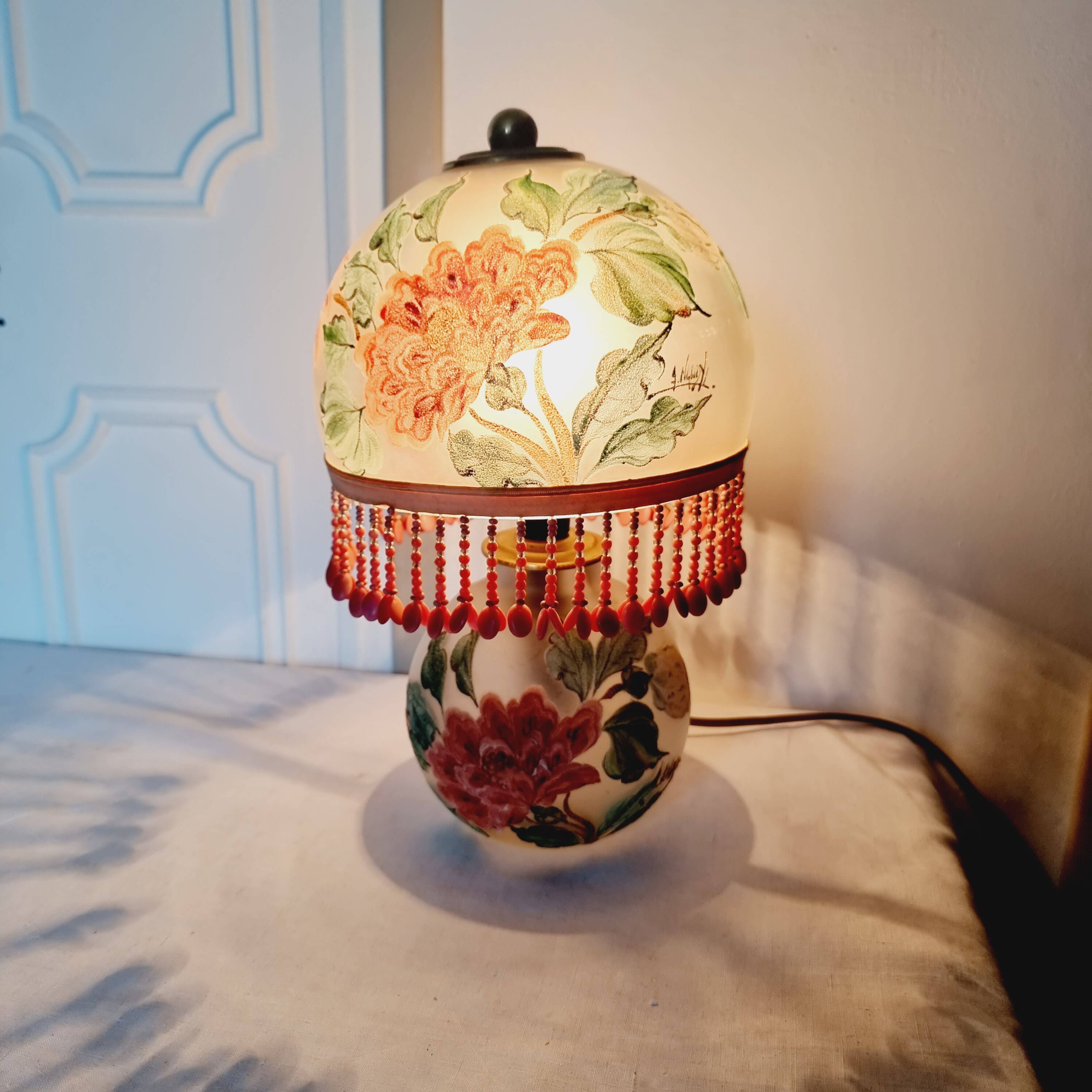 Lampe antique en opaline peinte à la main par Annick Naudy