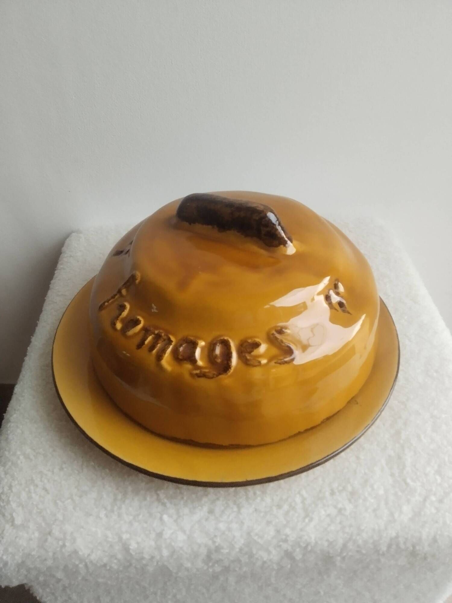 Glazed ceramic cheese dome