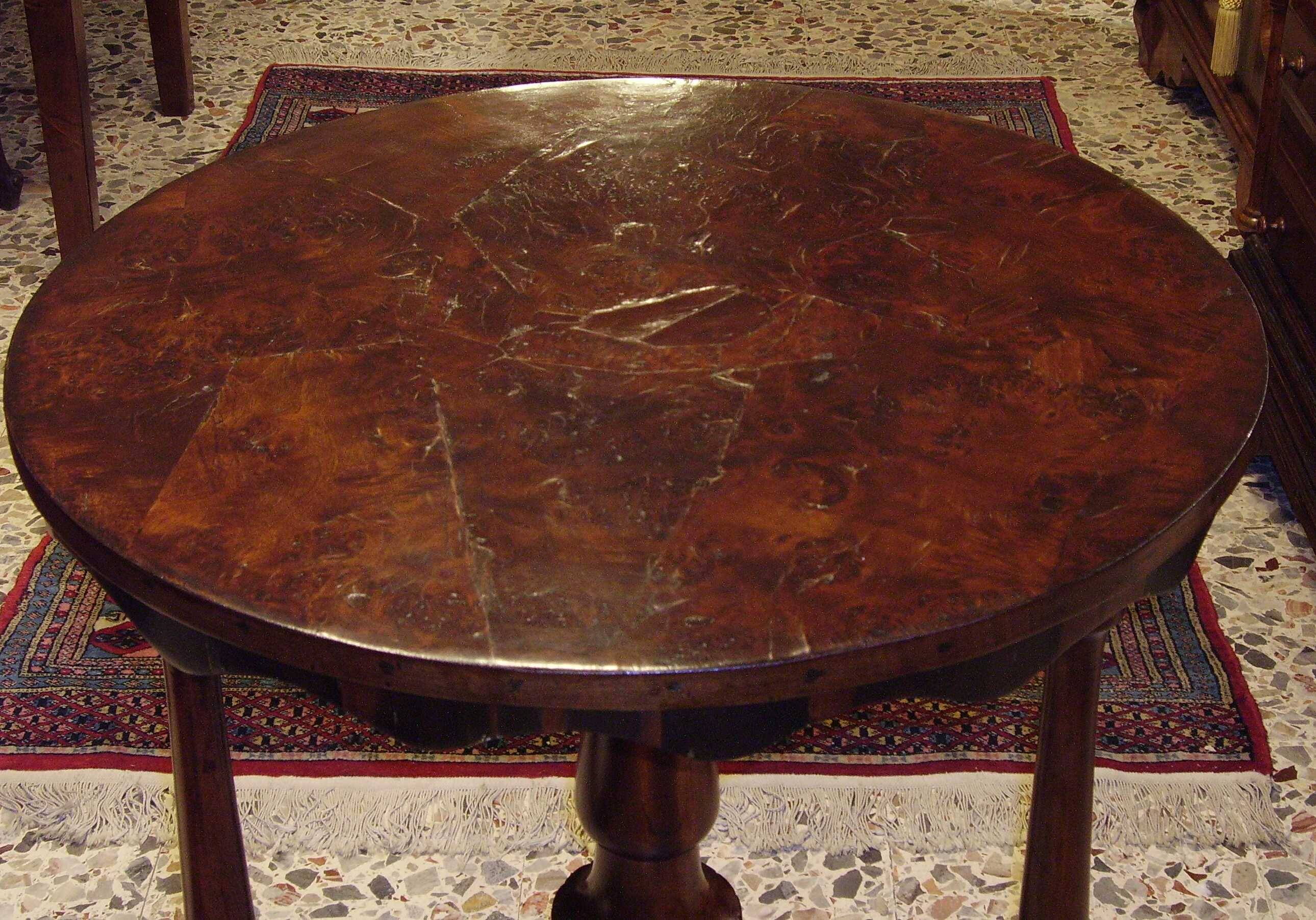 Antique English round table. Petite table ronde anglaise
