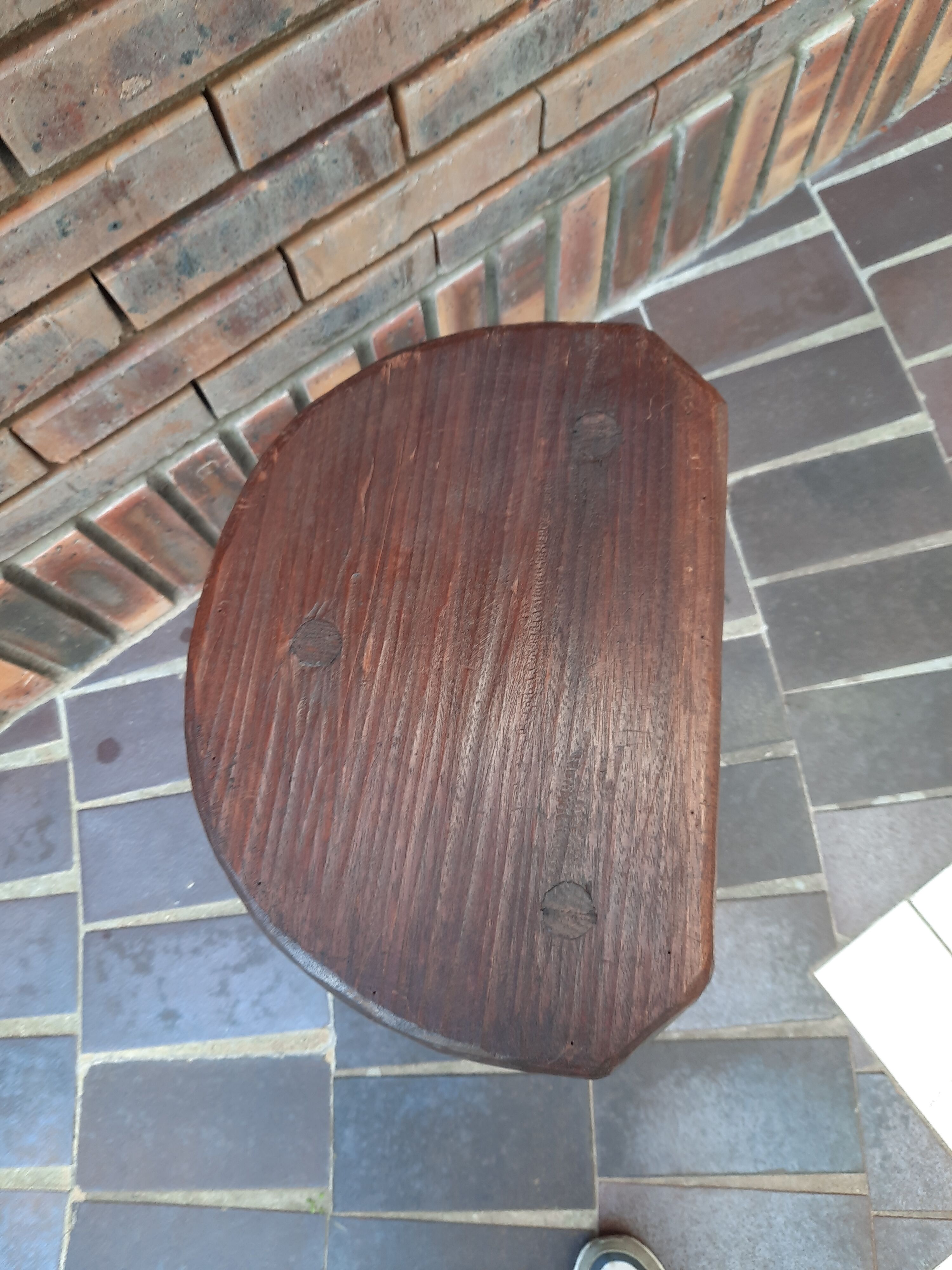 Tabouret tripode en bois brut
