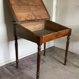 Écritoire/ bureau en bois avec plateau relevable.