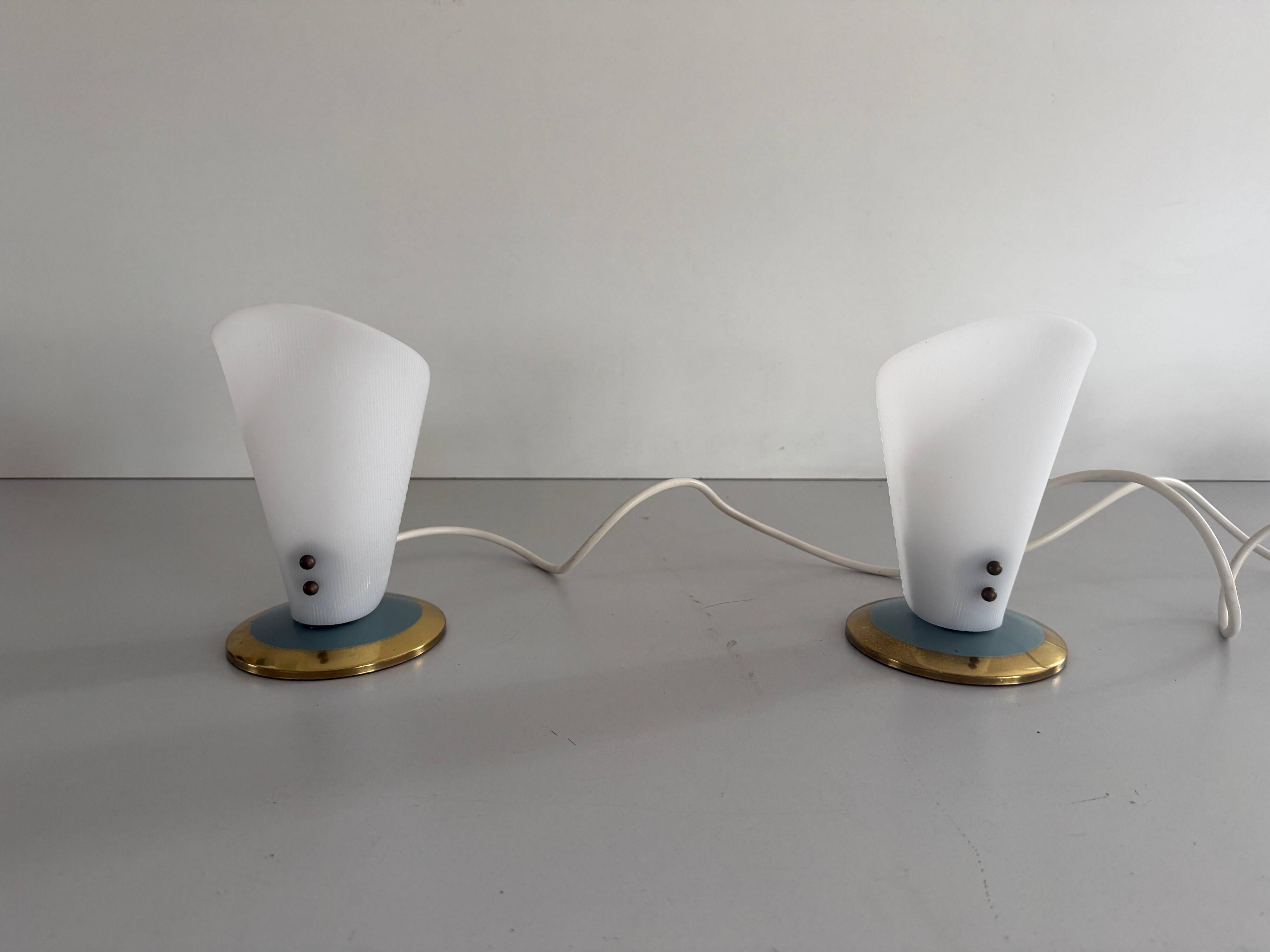 Paire de lampes de bureau du milieu du siècle à tête en plexiglas et base en métal, années 1960, Allemagne