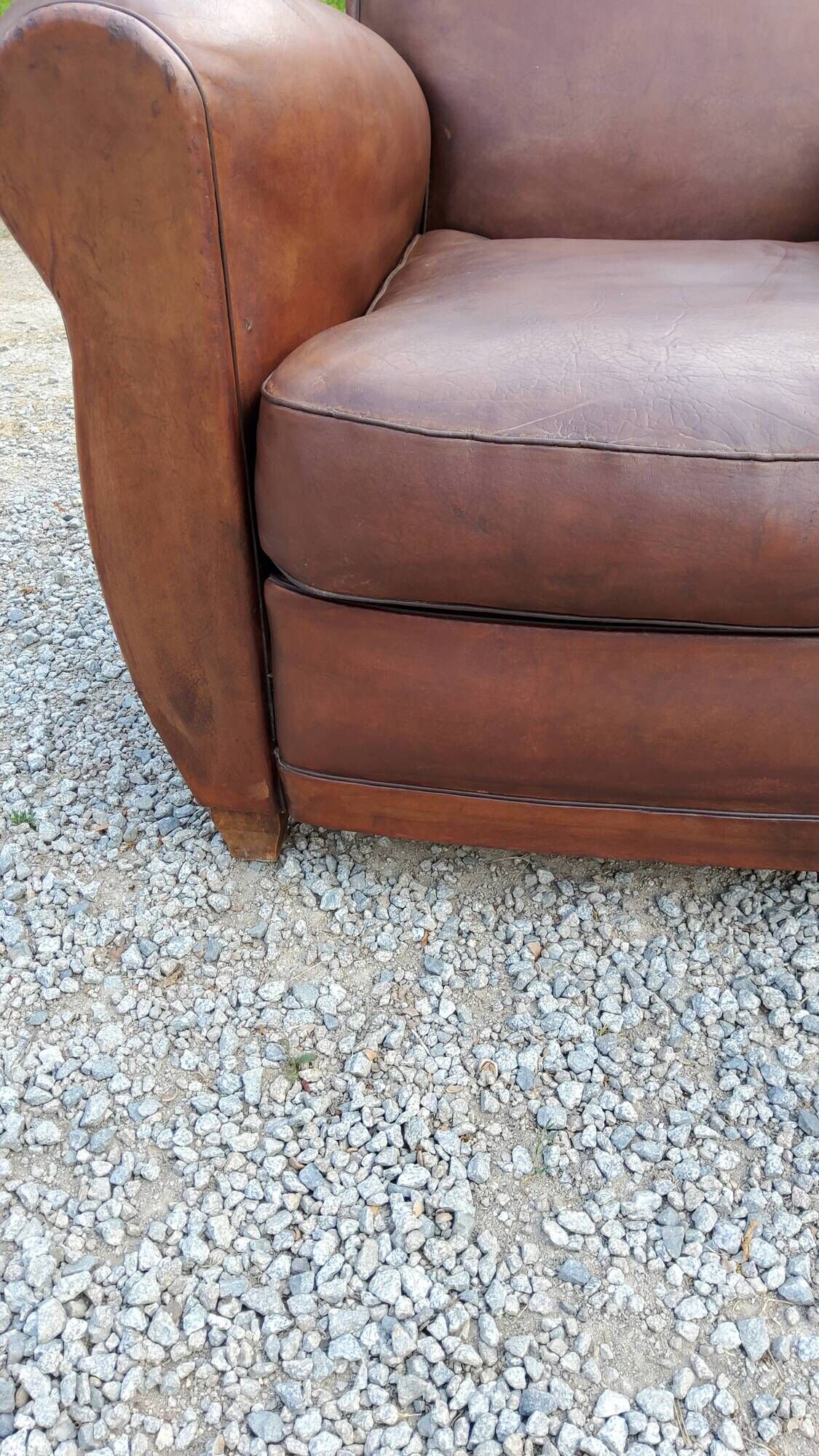 Paire de fauteuils club en cuir brun des années 30