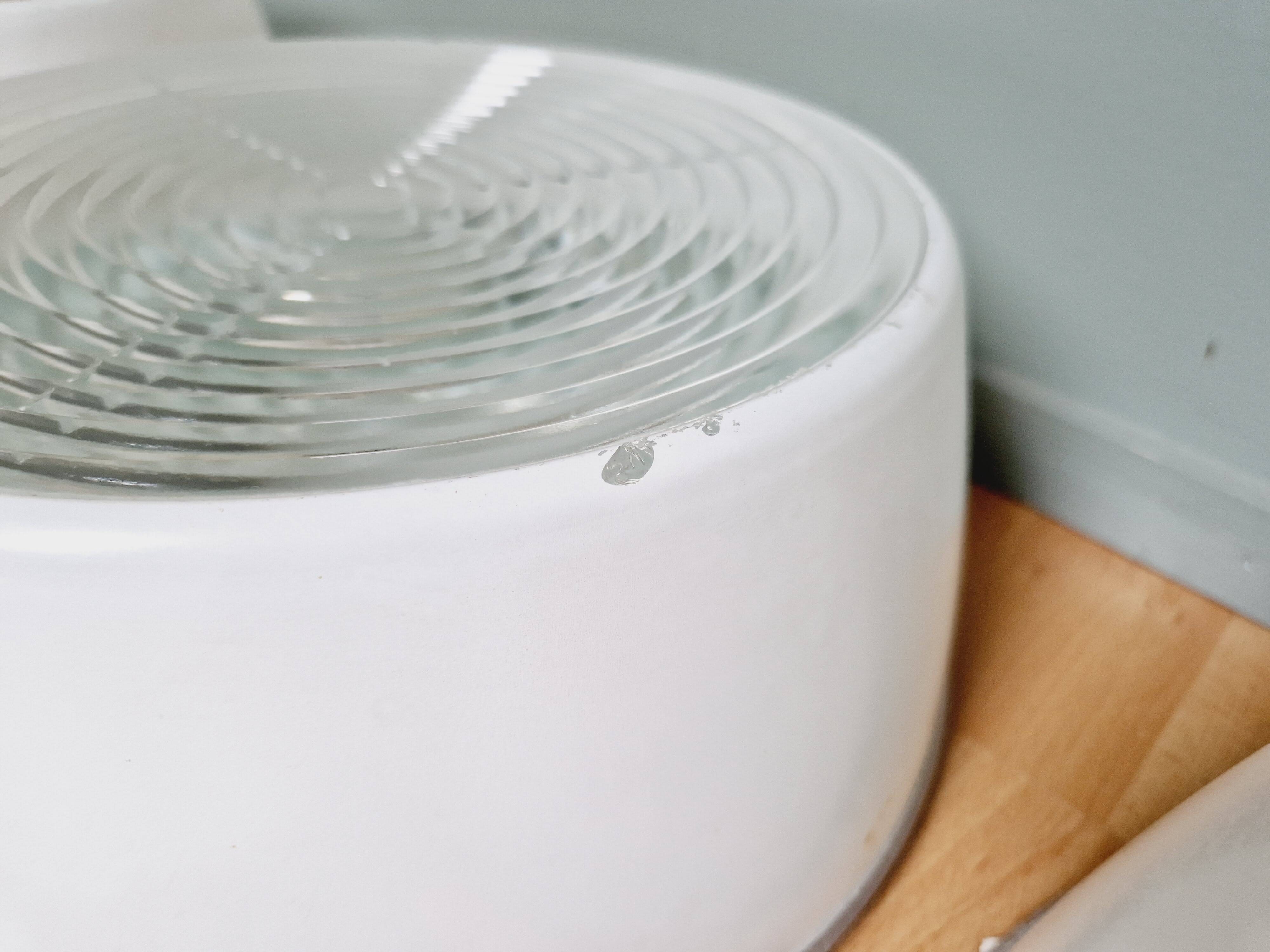 Plafonnier industriel Holophane en verre opaline blanc et transparent (7 disponibles)