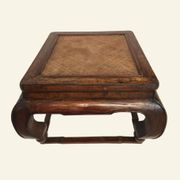 Table basse chinoise ancienne en orme, plateau en rotin, XIXe siècle
