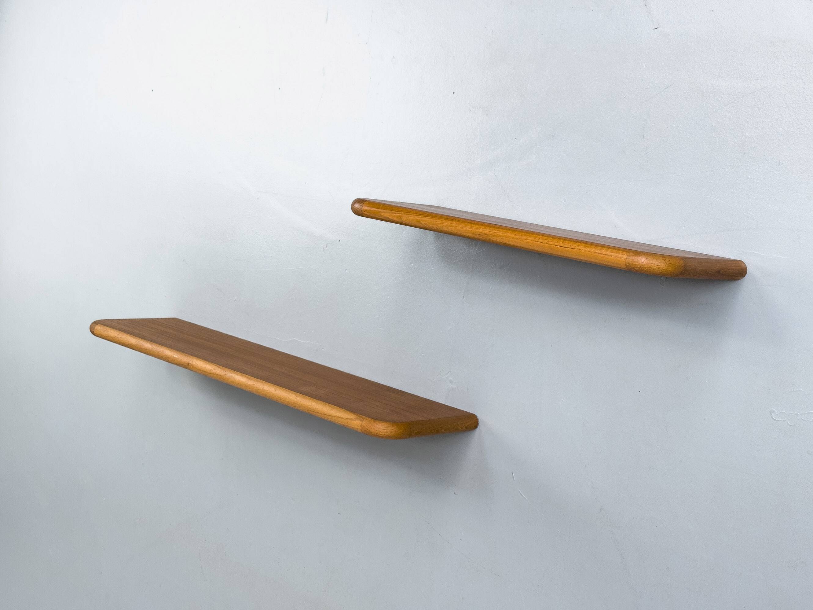 Ensemble de 2 étagères murales en teck du milieu du siècle, années 1970