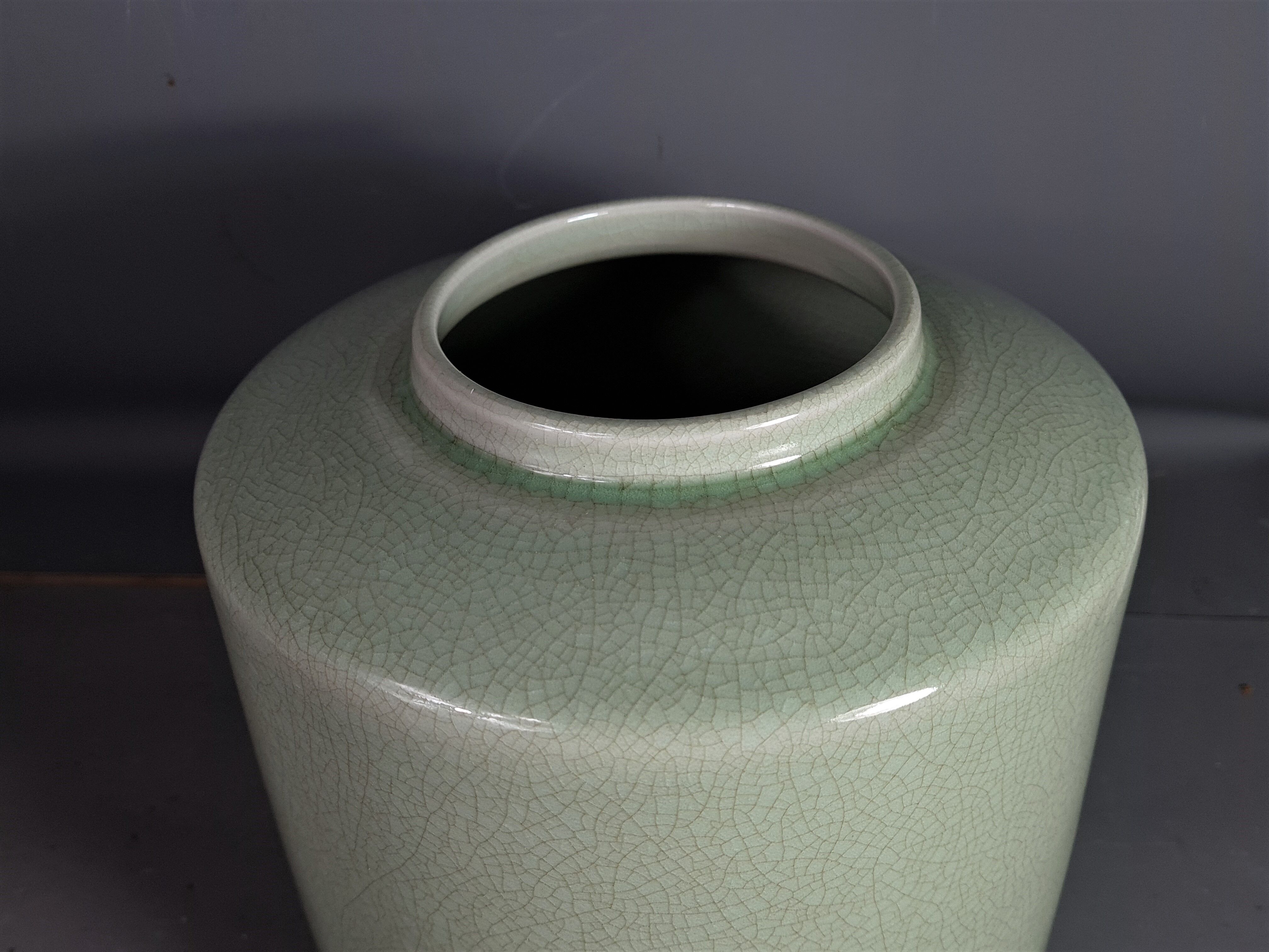 Pot or vase in cracked porcelain celadon Japan vintage 50/60s.