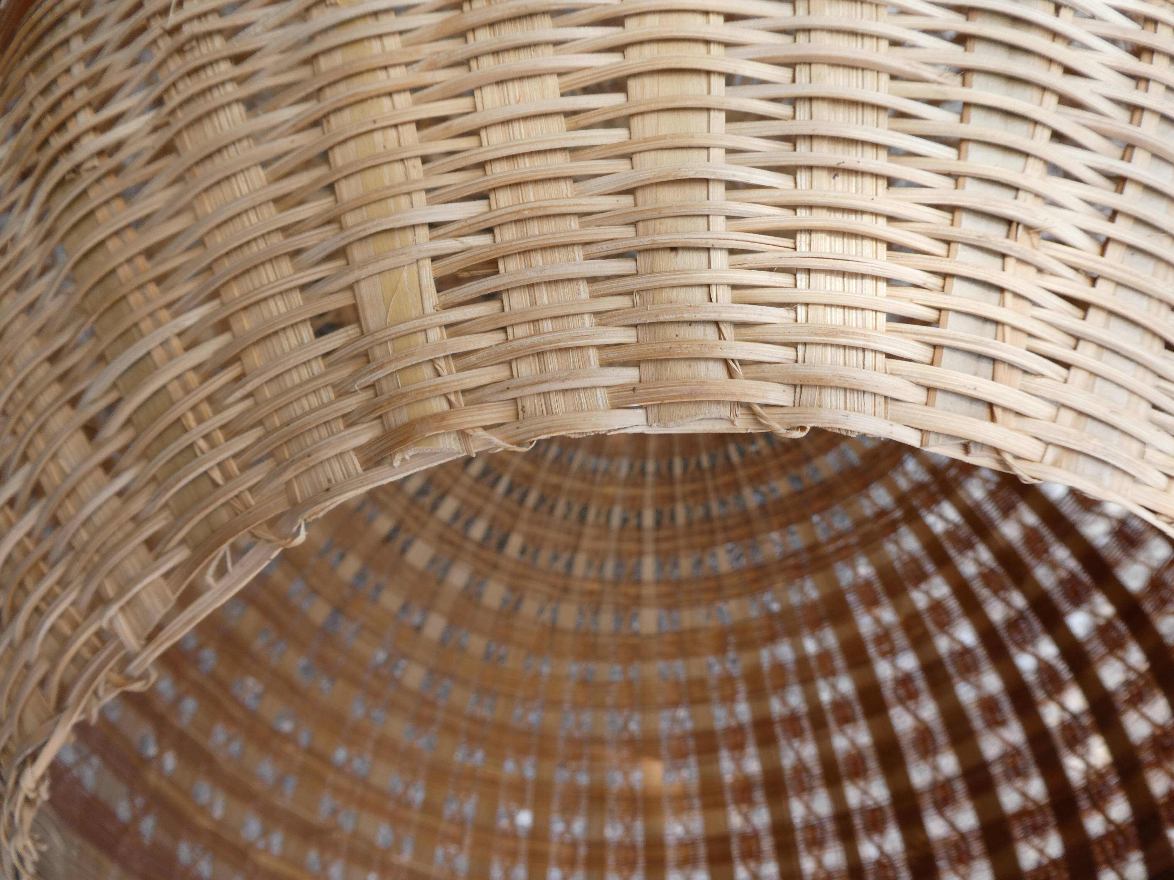 Suspension ball in rattan straw
