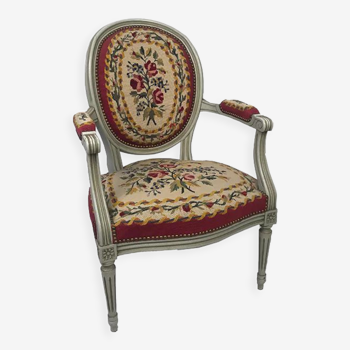 Fauteuil de style Louis XVI en bois laqué gris, dossier médaillon, garni de tapisserie au petit poin