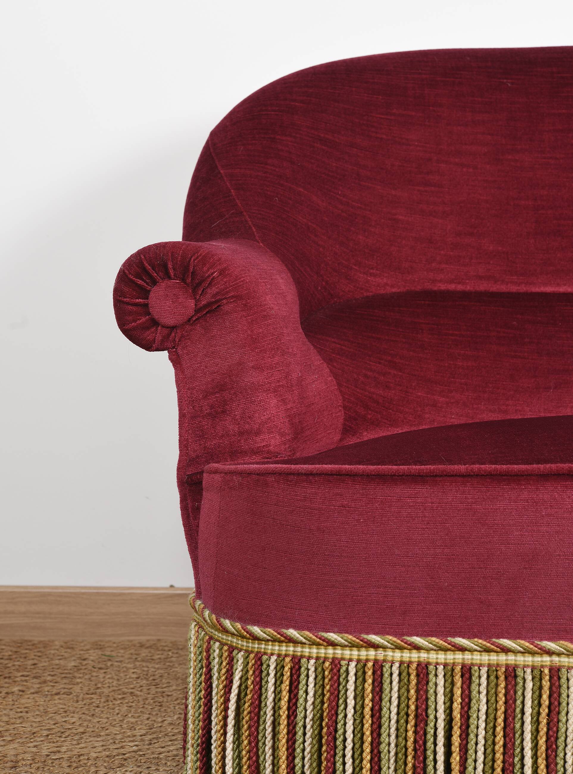 Sofa and pair of toad armchairs in red velvet.