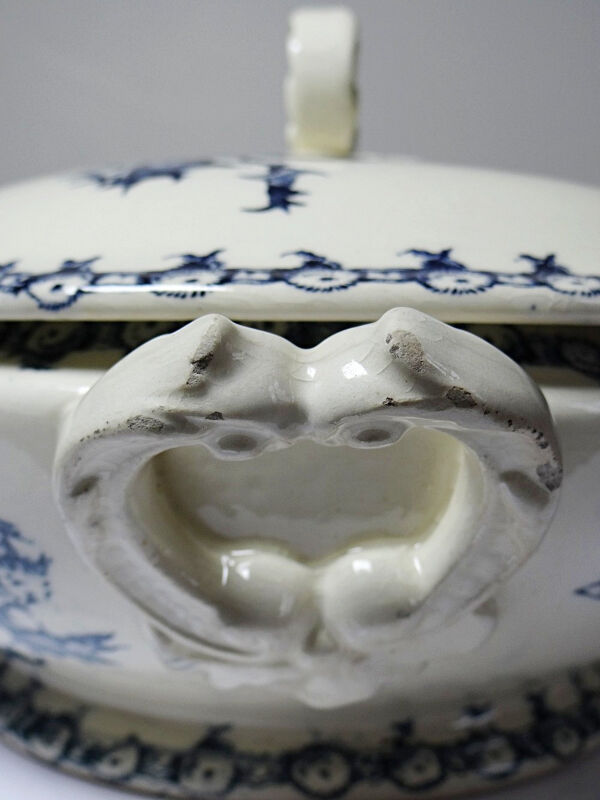 Soupière ancienne 1890-1910 porcelaine opaque terre de fer Gien modèle Chardons