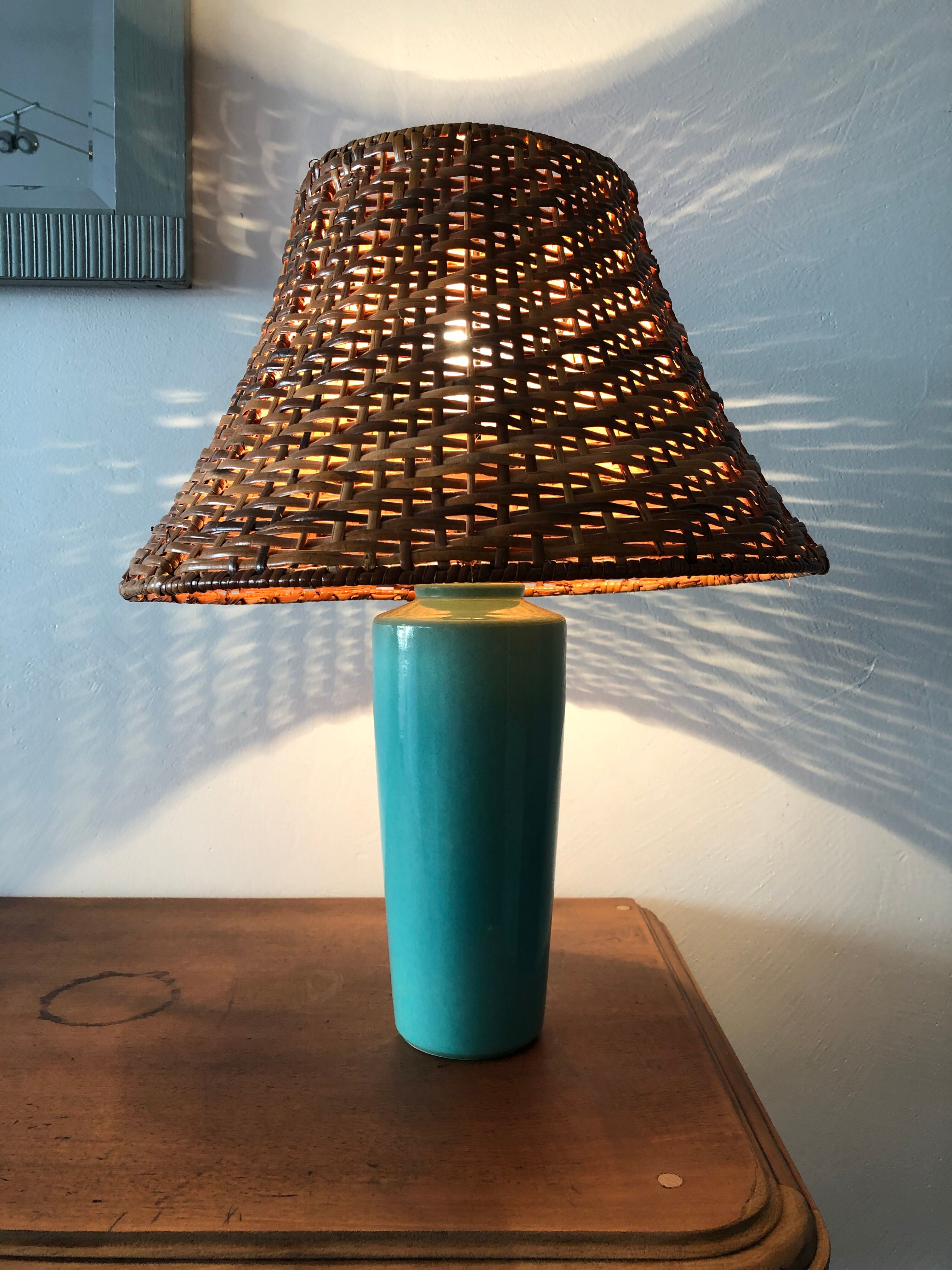 Enamelled ceramic lamp and rattan