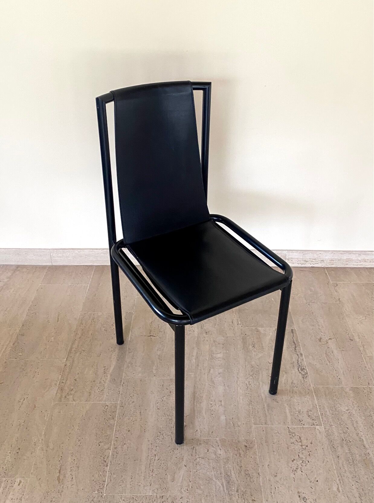 4 postmodern design chairs in black metal and leather, 1980's