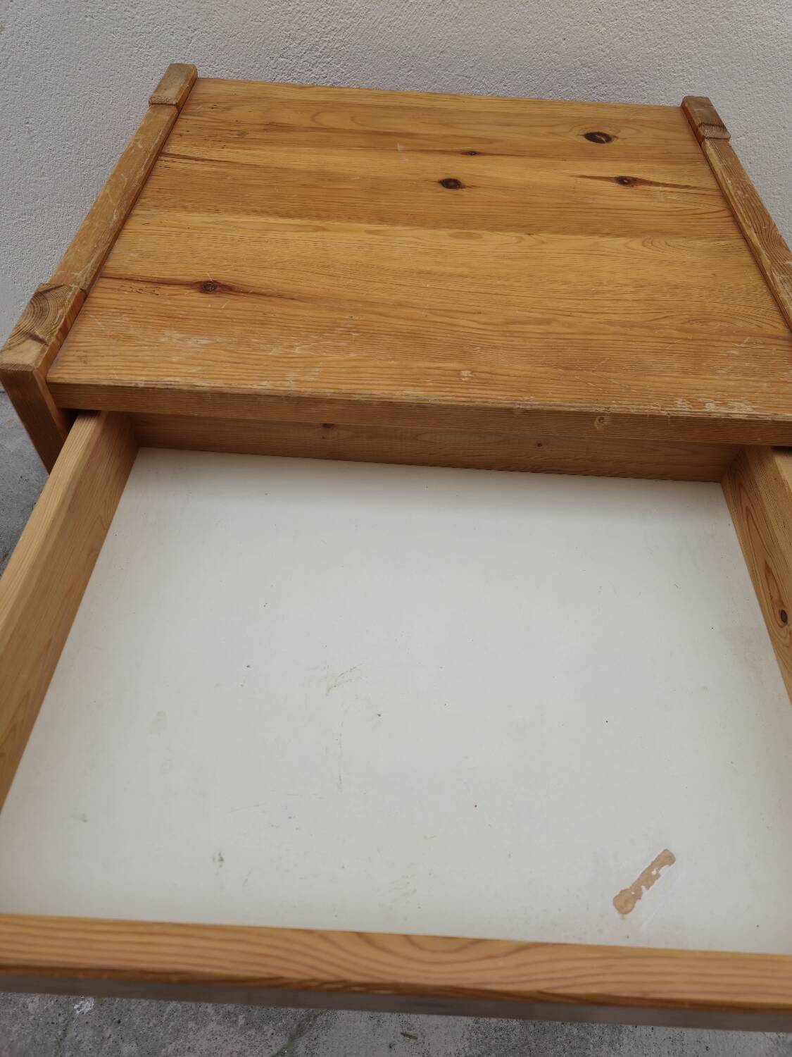 Regain bedside table in vintage pine